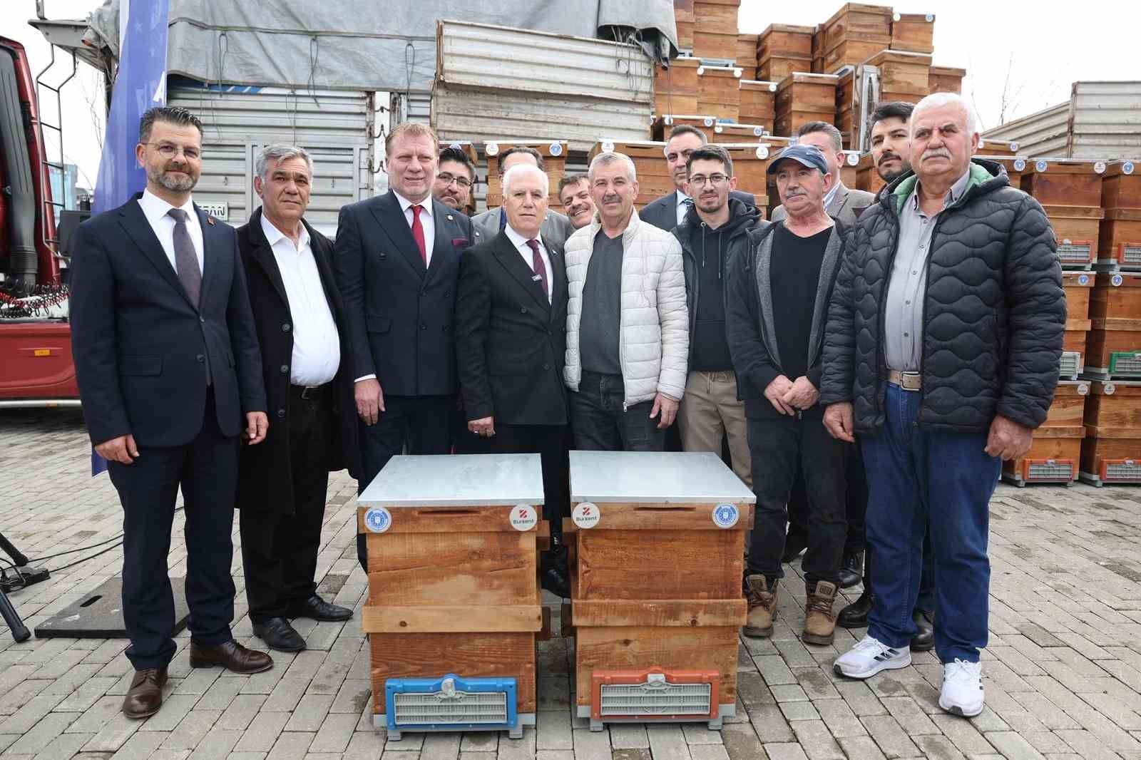 Büyükşehir’den arıcılara kovan desteği
Büyükşehir’den arıcılara kovan desteği