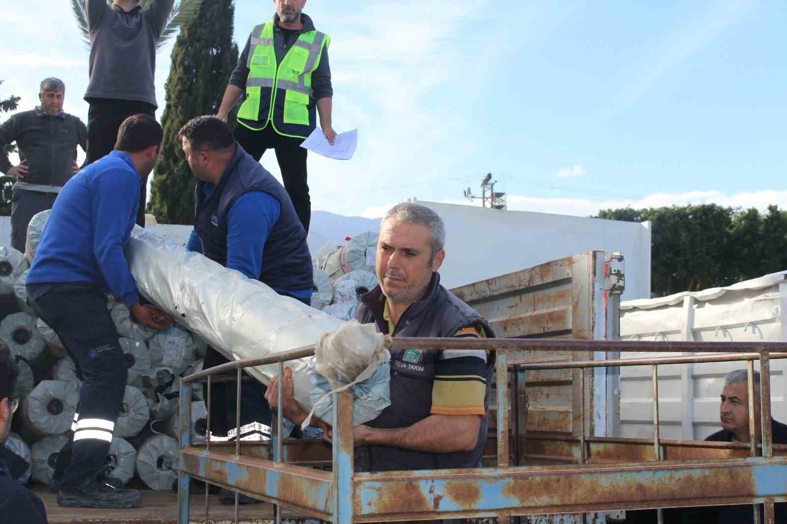 Büyükşehir’den hortum ve fırtınadan zarar gören üreticiye sera naylonu desteği
