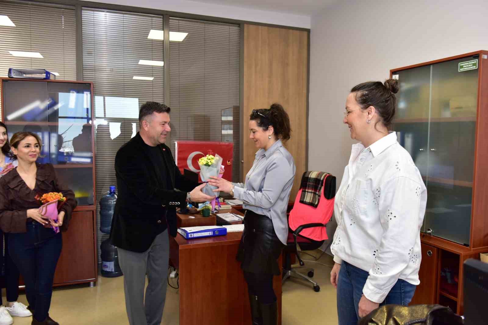 Büyükşehir’den kadın çalışanlara çiçek jesti
