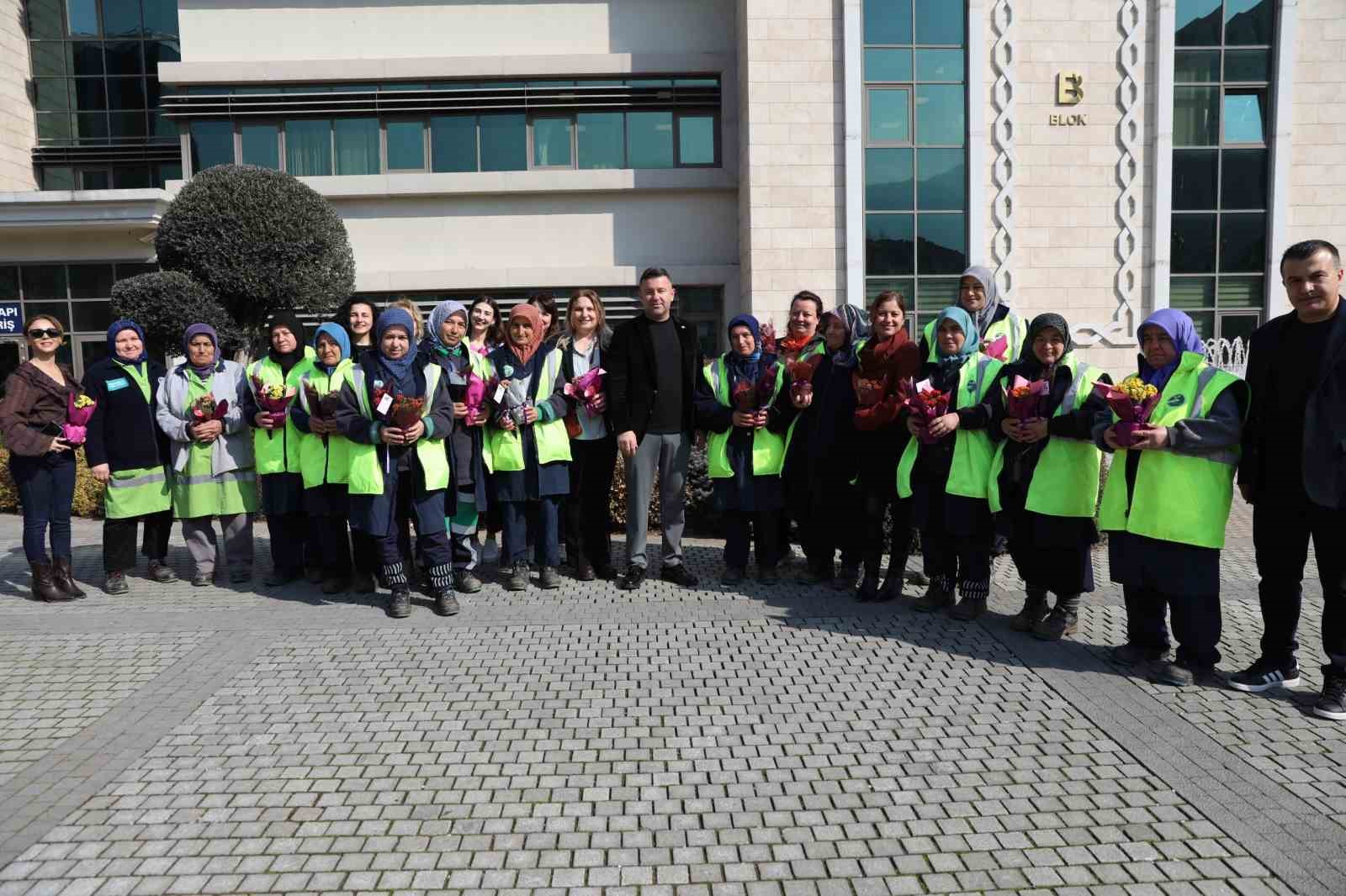 Büyükşehir’den kadın çalışanlara çiçek jesti
