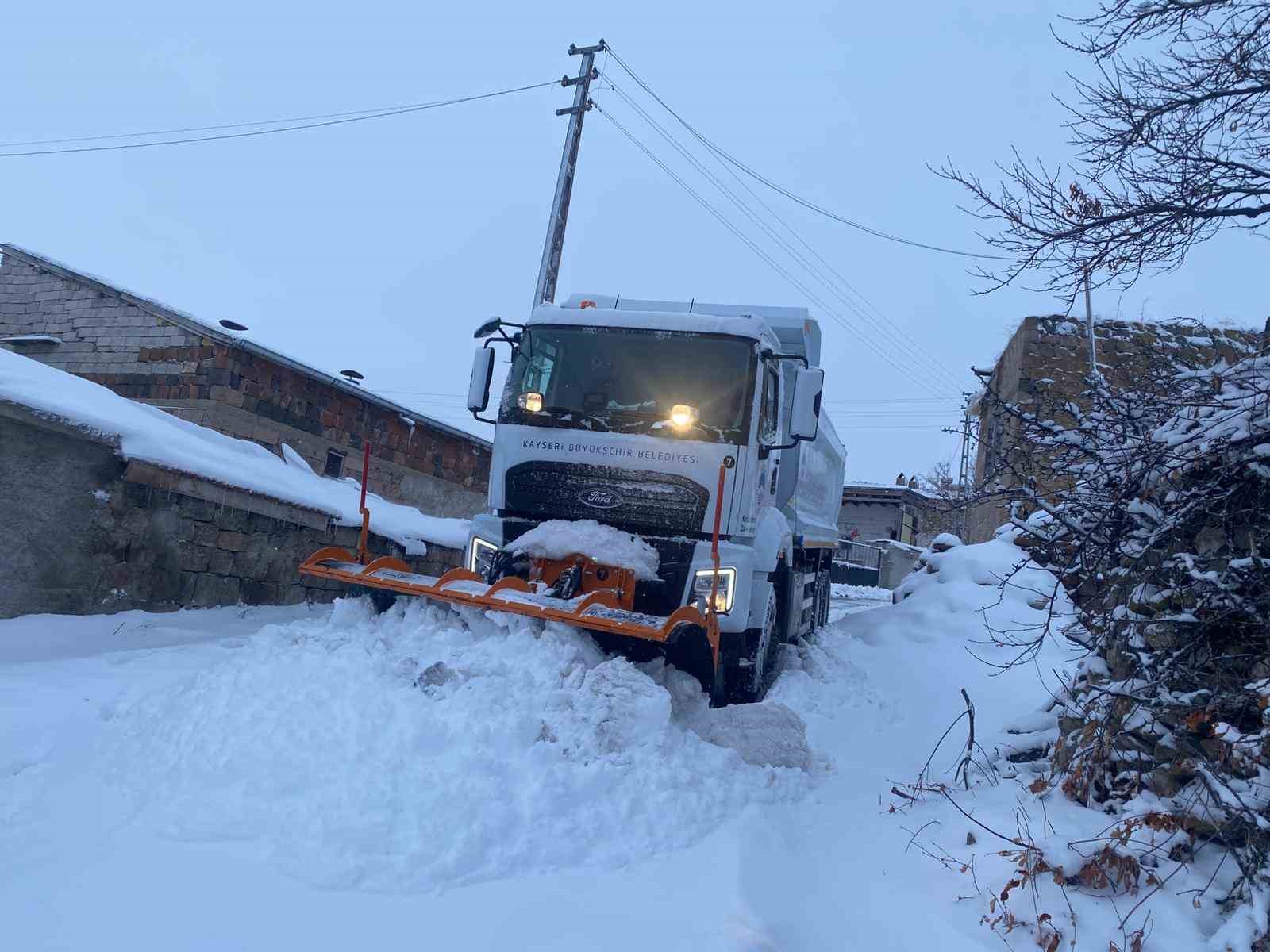 Büyükşehirden kar mesaisi: 6 saatte 285 mahalle yolu daha ulaşıma açıldı
