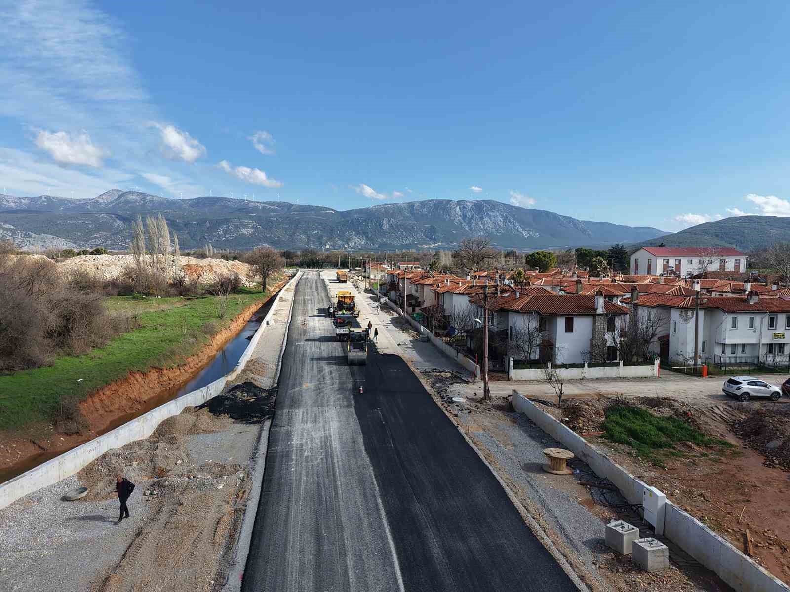 Büyükşehir’den Kötekli ve Yeniköy’e 3 Bin 700 metrelik sıcak asfalt
