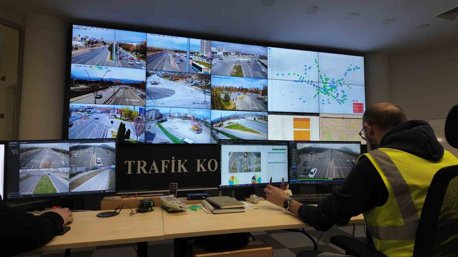 Büyükşehirden trafiğin kalbi ‘Kartal’da akıllı sistemlerle 7/24 kesintisiz yönetim
Büyükşehirden trafiğin kalbi ‘Kartal’da akıllı sistemlerle 7/24 kesintisiz yönetim