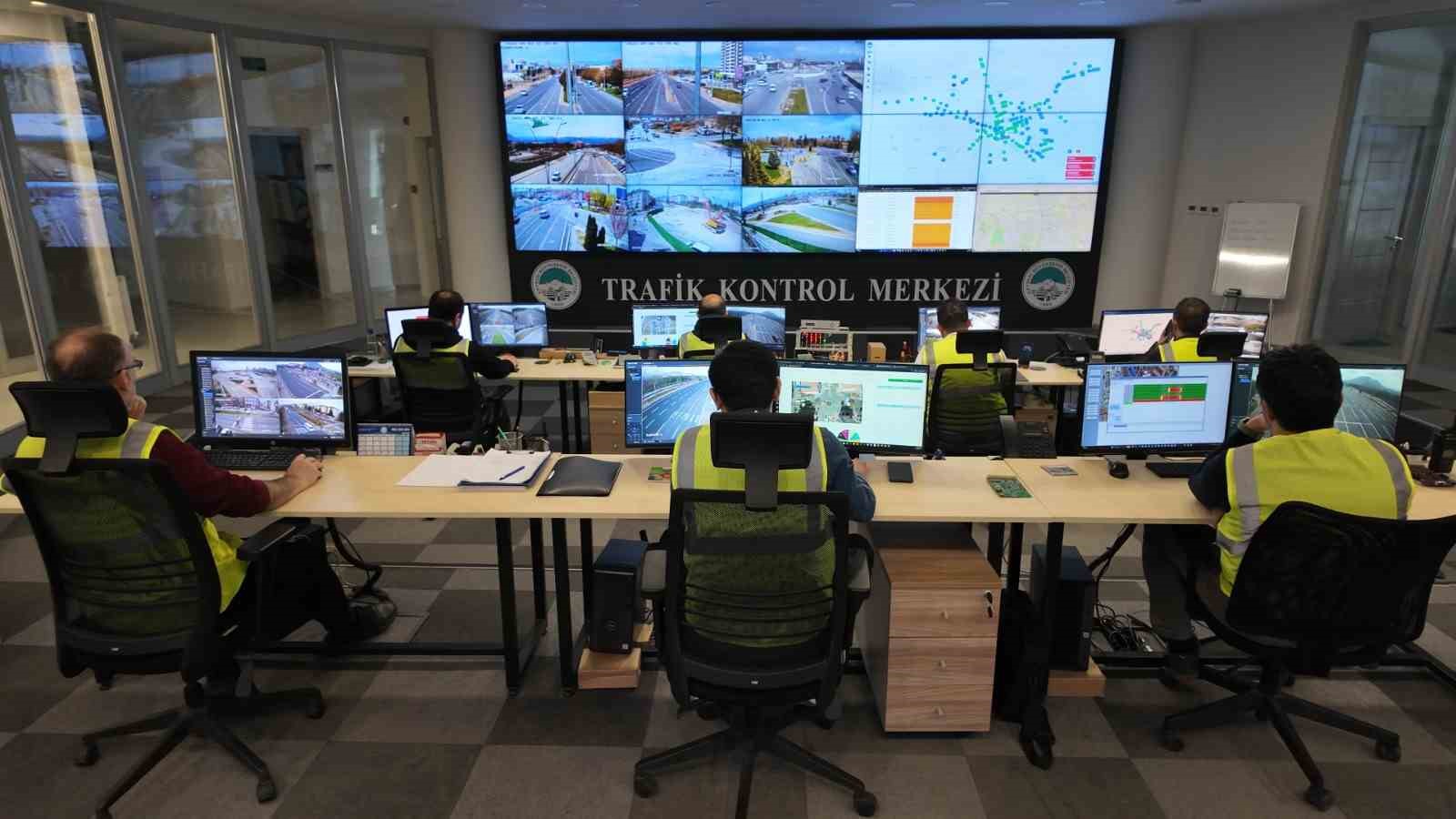 Büyükşehirden trafiğin kalbi ‘Kartal’da akıllı sistemlerle 7/24 kesintisiz yönetim
Büyükşehirden trafiğin kalbi ‘Kartal’da akıllı sistemlerle 7/24 kesintisiz yönetim