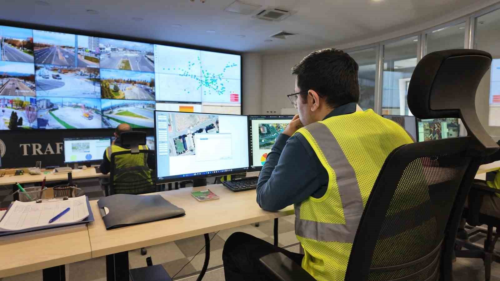 Büyükşehirden trafiğin kalbi ‘Kartal’da akıllı sistemlerle 7/24 kesintisiz yönetim
Büyükşehirden trafiğin kalbi ‘Kartal’da akıllı sistemlerle 7/24 kesintisiz yönetim