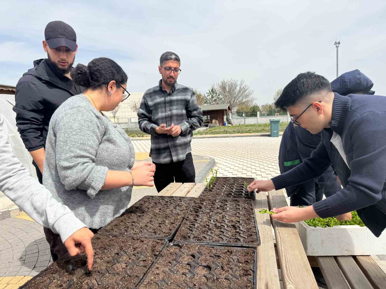 Büyükşehir’den üniversite öğrencilerine uygulamalı organik tarım eğitimi
