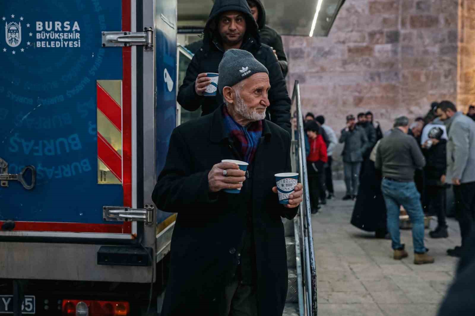 Büyükşehir’den vatandaşa sıcak çorba ikramı
