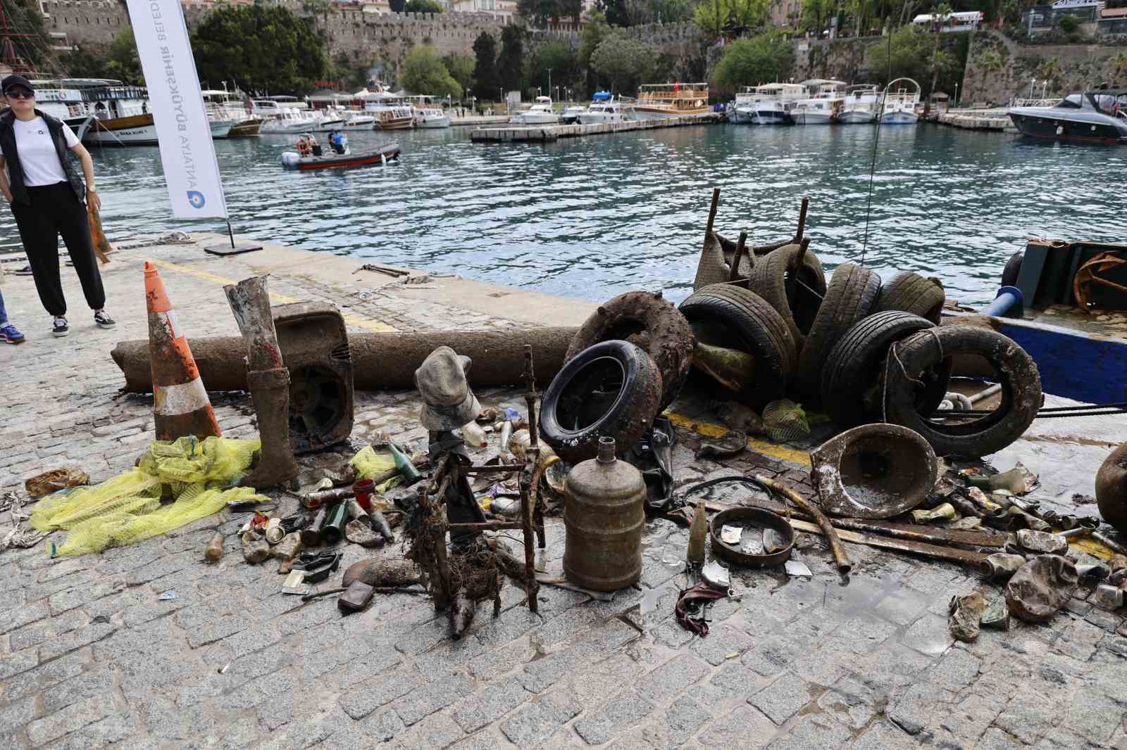 Büyükşehir’den Yat Limanı’nda deniz dip temizliği

