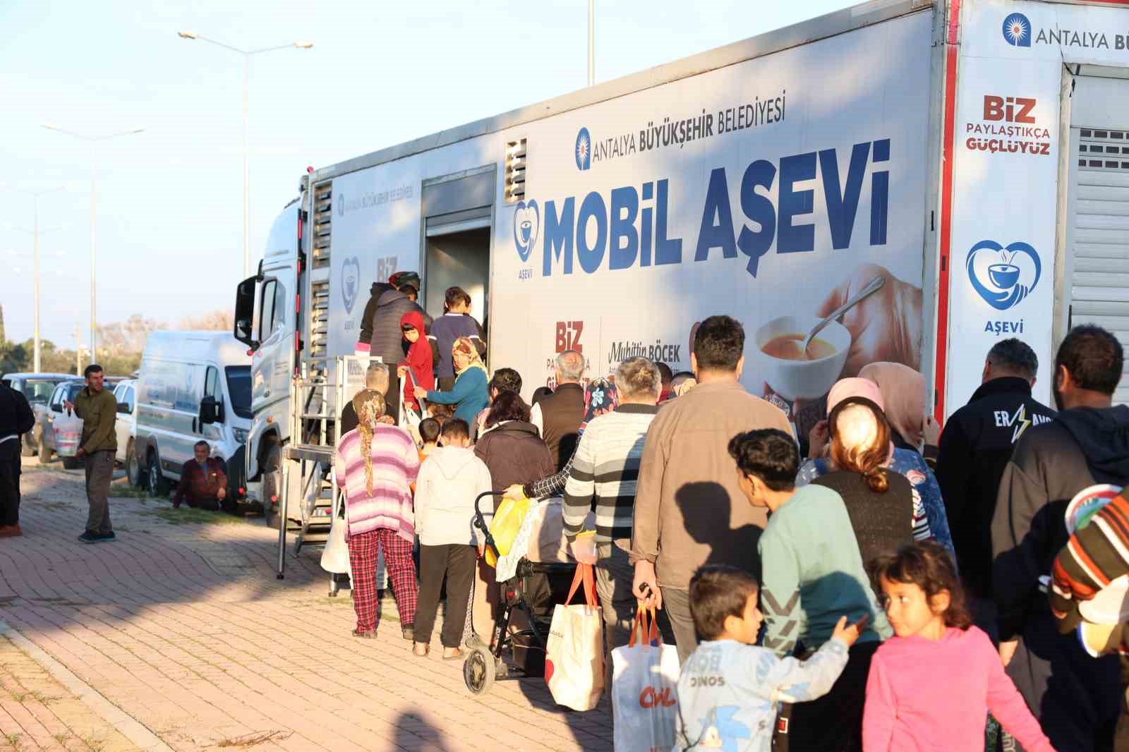 Büyükşehir’in geleneksel iftar ikramı sürüyor
Büyükşehir’in geleneksel iftar ikramı sürüyor