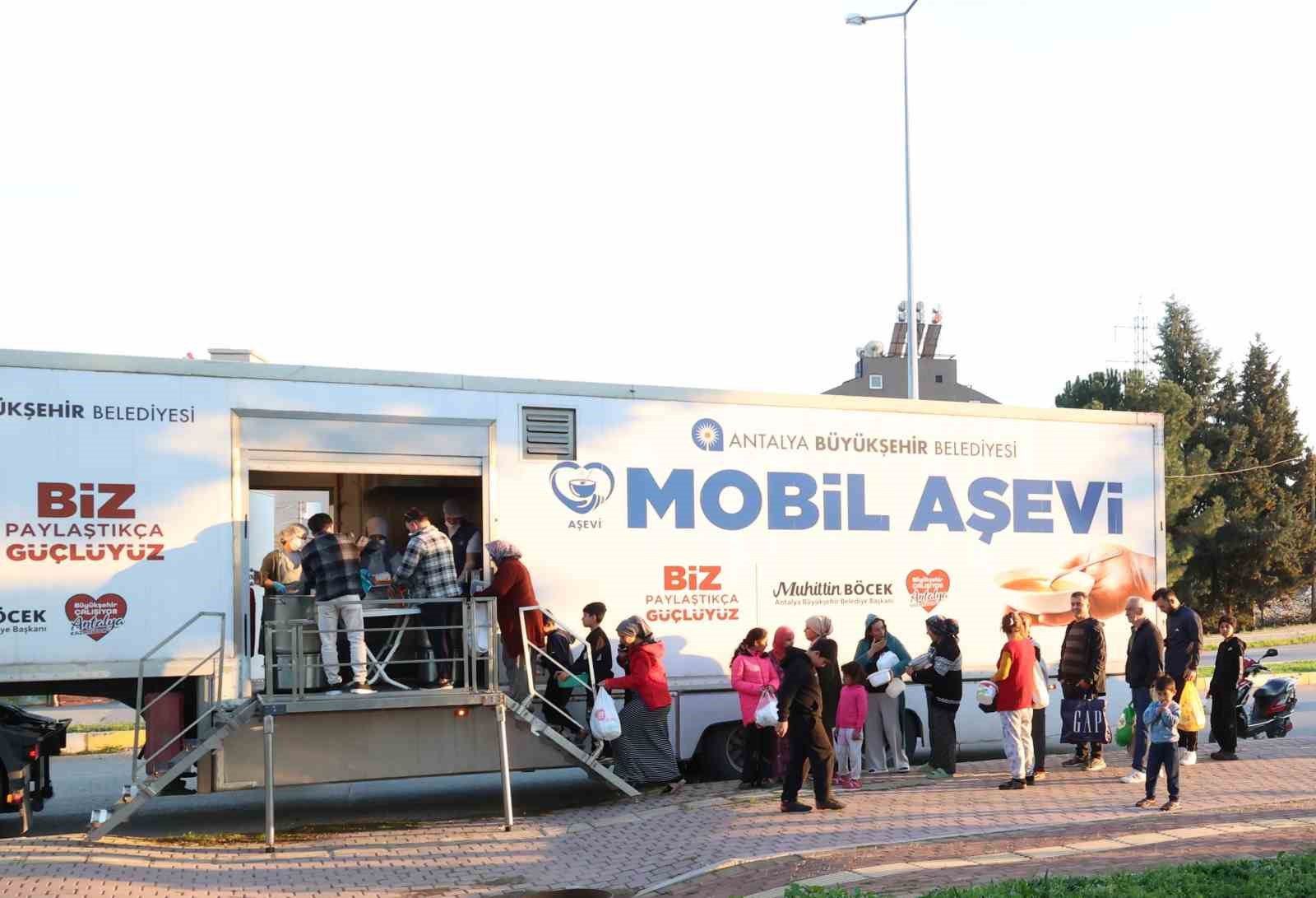 Büyükşehir’in geleneksel iftar ikramı sürüyor
Büyükşehir’in geleneksel iftar ikramı sürüyor