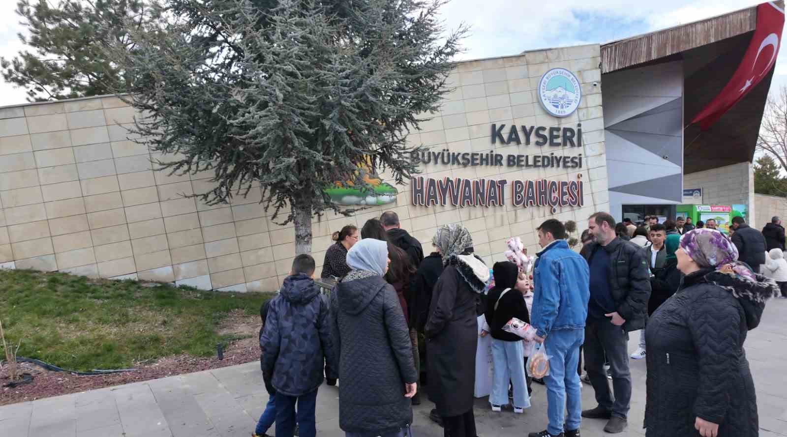 Büyükşehirin hayvanat bahçesi bayramda doldu taştı
Büyükşehirin hayvanat bahçesi bayramda doldu taştı