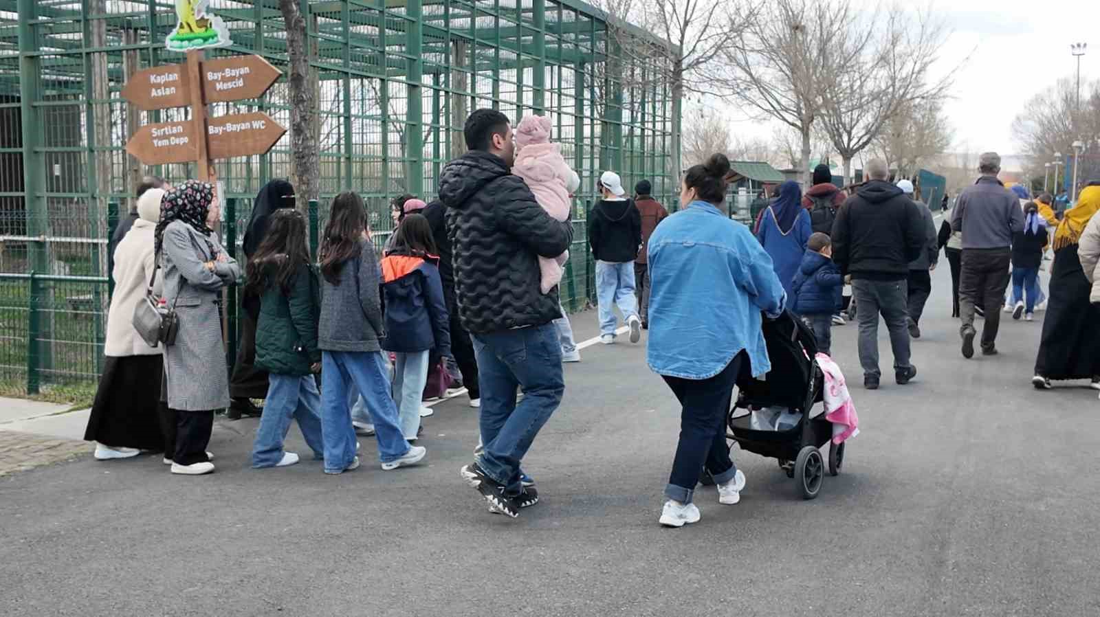 Büyükşehirin hayvanat bahçesi bayramda doldu taştı
Büyükşehirin hayvanat bahçesi bayramda doldu taştı