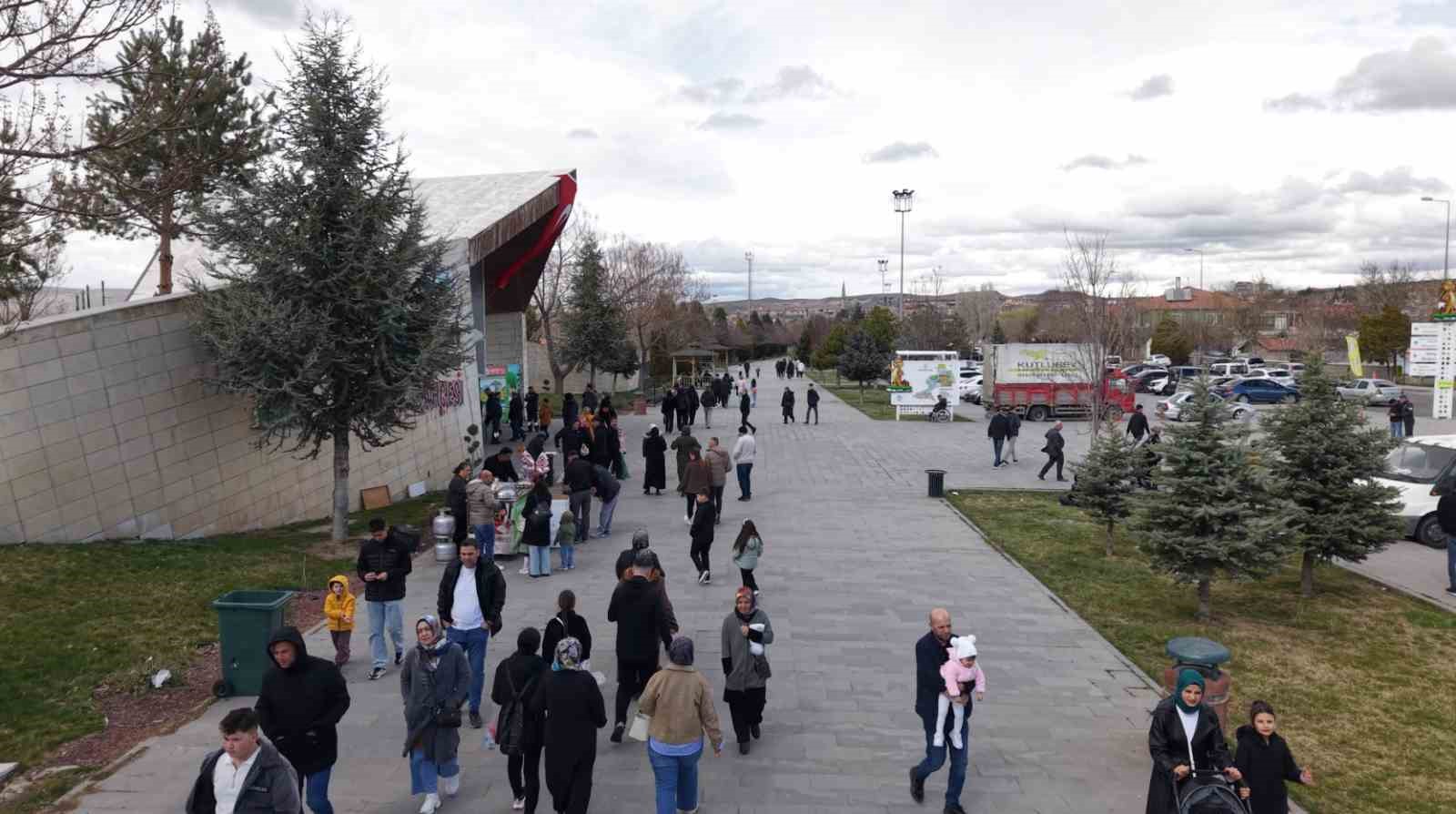 Büyükşehirin hayvanat bahçesi bayramda doldu taştı
Büyükşehirin hayvanat bahçesi bayramda doldu taştı