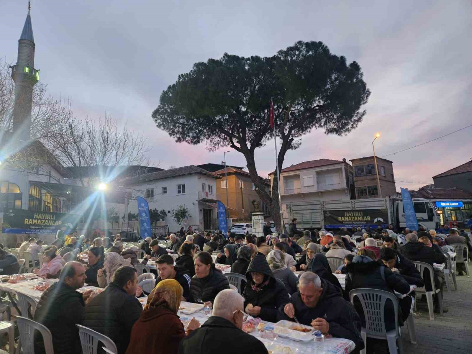Büyükşehir’in iftar sofraları vatandaşları buluşturuyor
