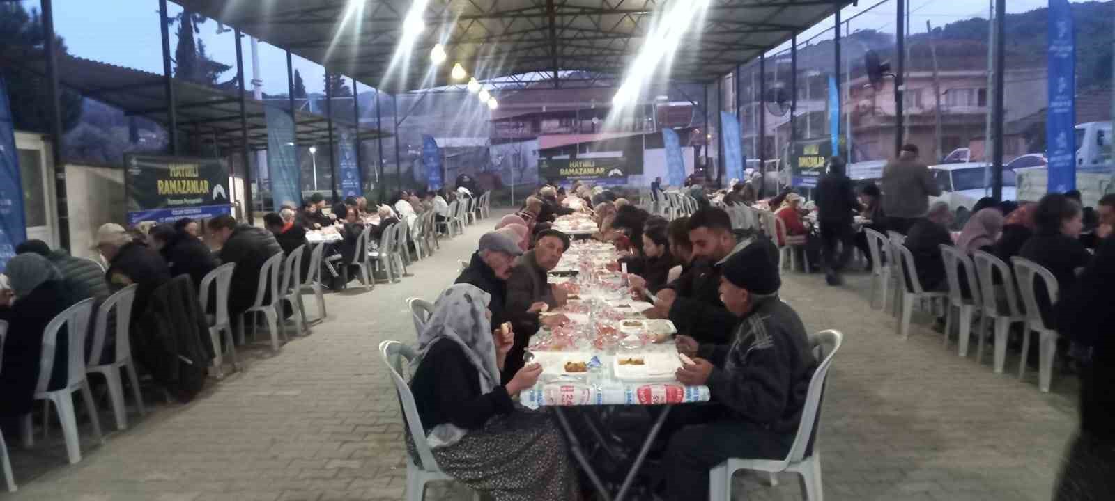 Büyükşehir’in iftar sofraları vatandaşları buluşturuyor
