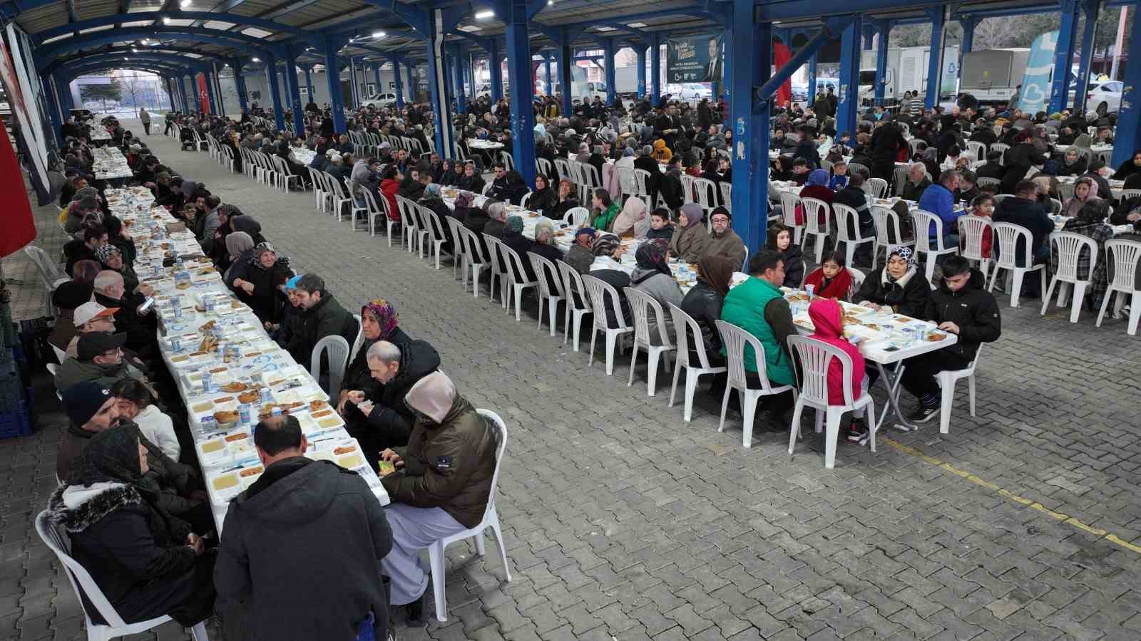 Büyükşehir’in iftar sofrası Altıeylül’de gönülleri ısıttı
