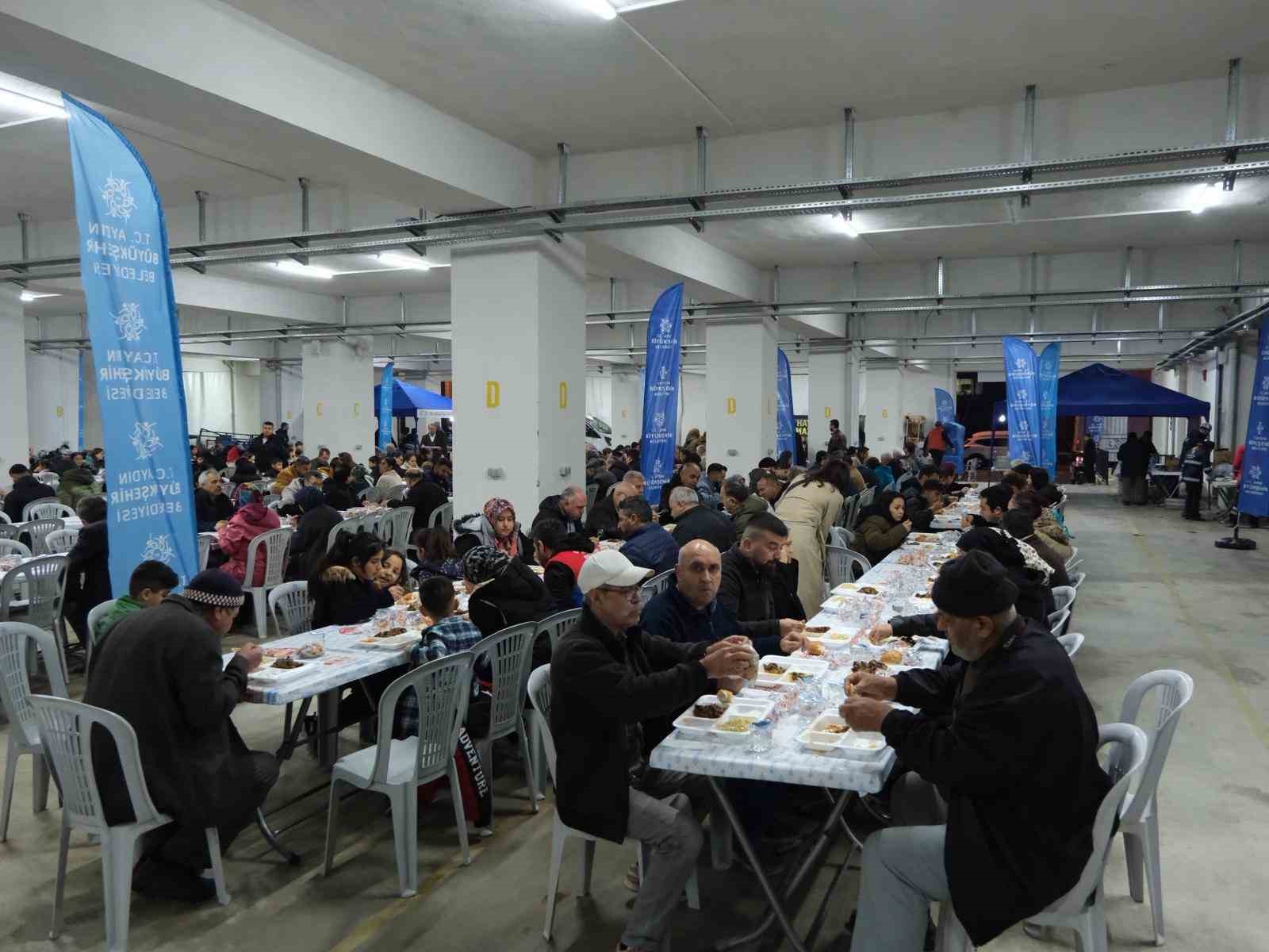 Büyükşehir’in iftar sofrasında oruçlar dualarla açıldı
