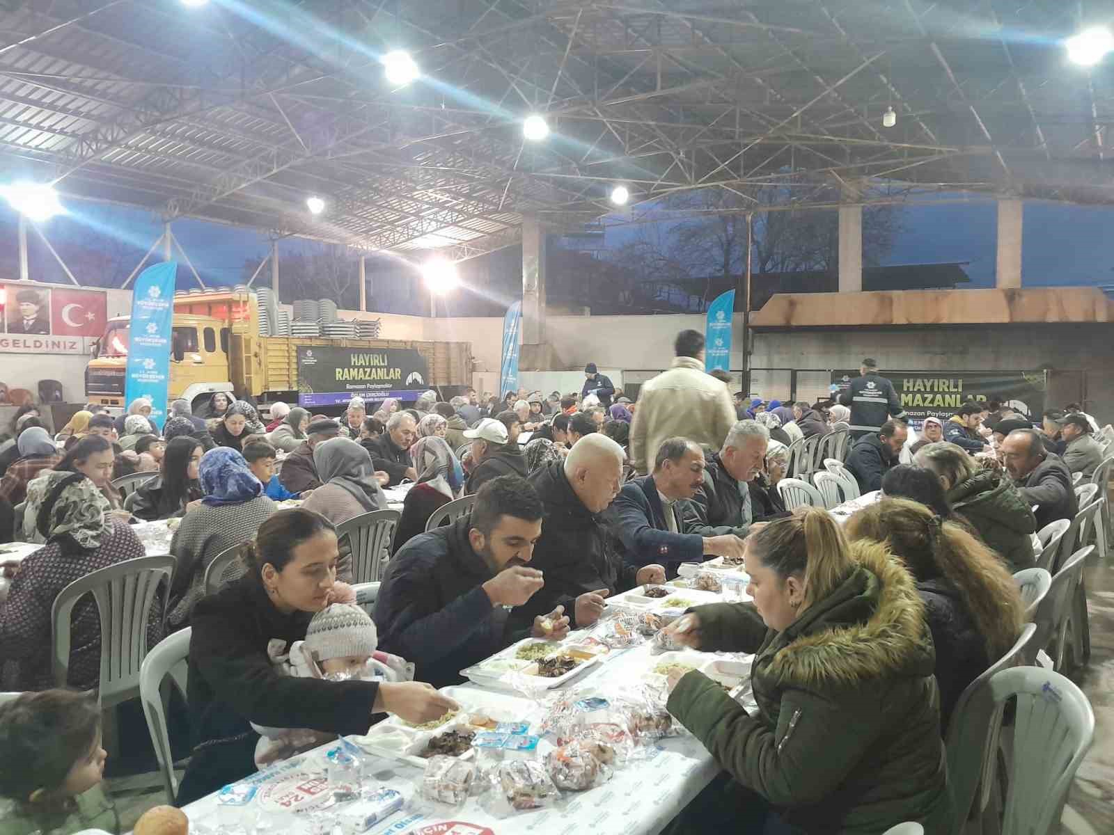 Büyükşehir’in iftar sofrasında oruçlar dualarla açıldı
