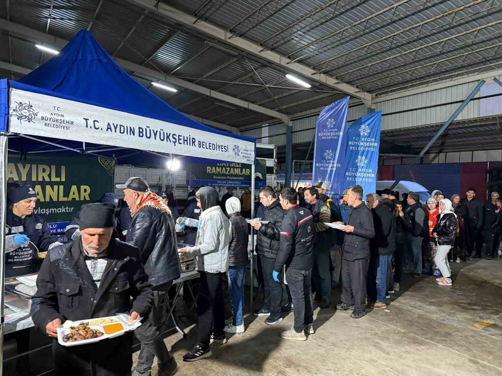 Büyükşehir’in iftar sofrasında oruçlar dualarla açıldı
