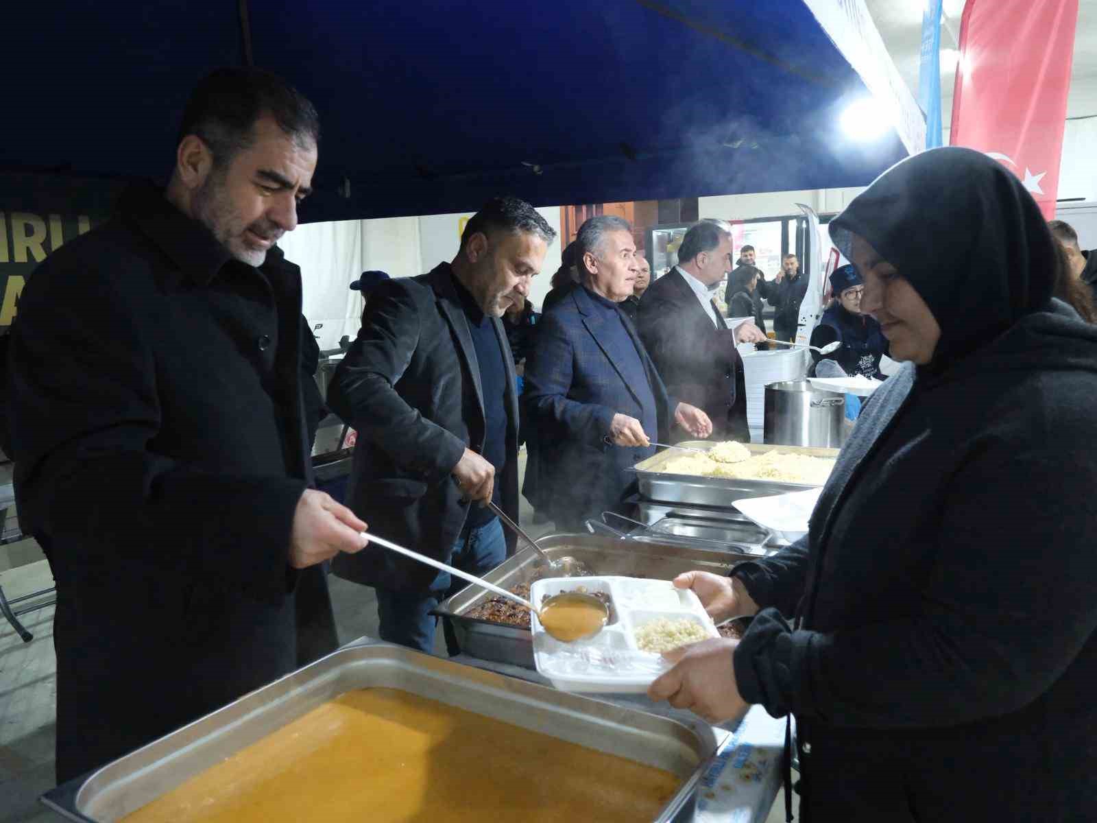 Büyükşehir’in iftar sofrasında oruçlar dualarla açıldı
