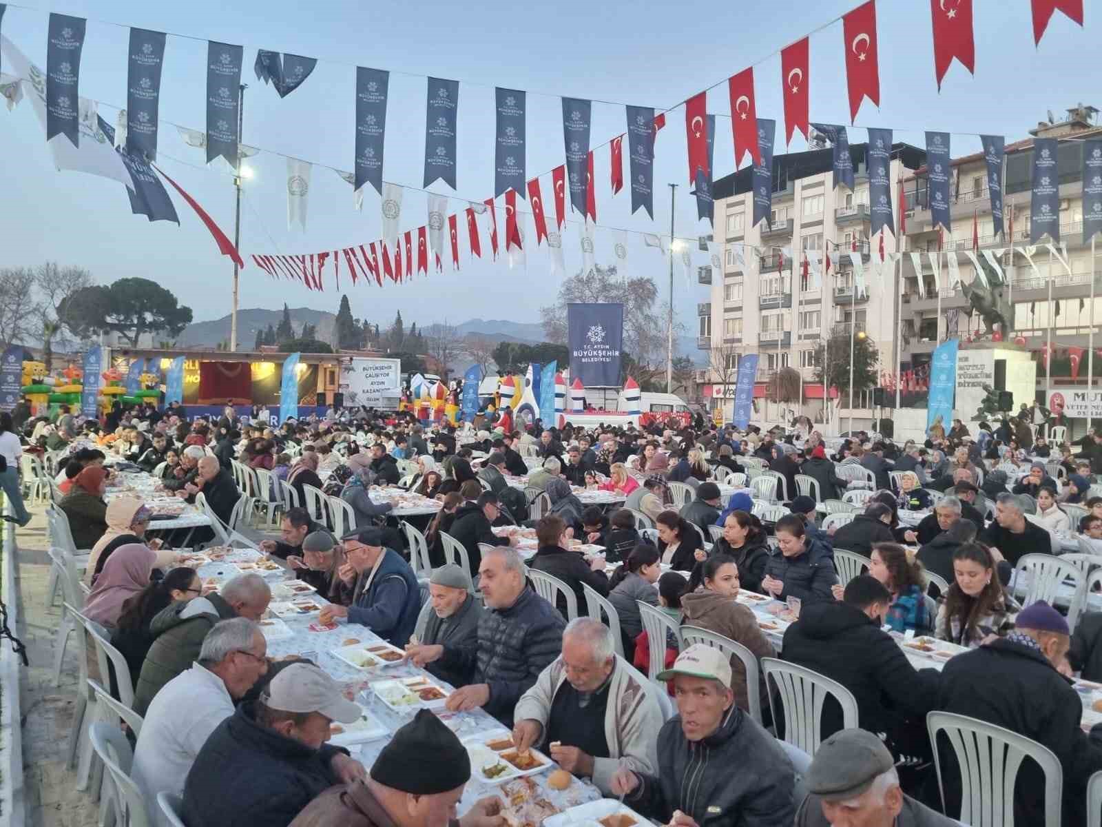 Büyükşehir’in iftar sofrasında oruçlar dualarla açıldı
