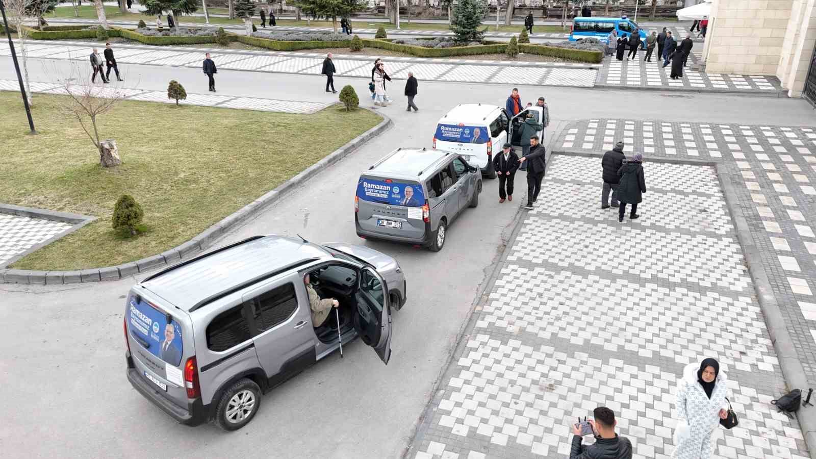 Büyükşehir’in kabir ziyareti hizmetine vatandaştan tam not
