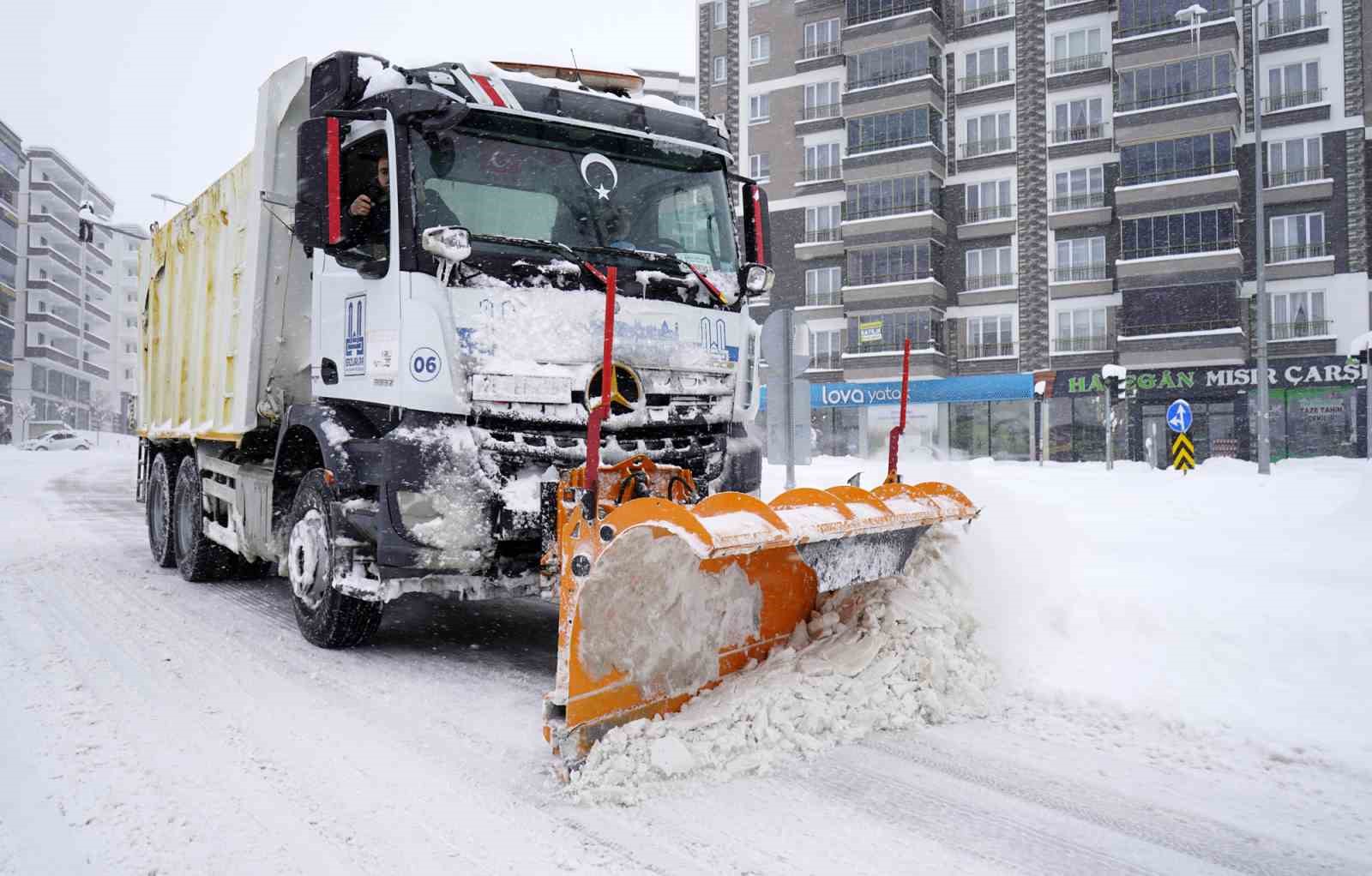 Büyükşehir’in kar timleri 7/24 sahada
