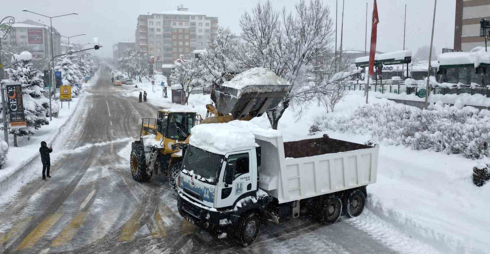 Büyükşehir’in kar timleri 7/24 sahada
