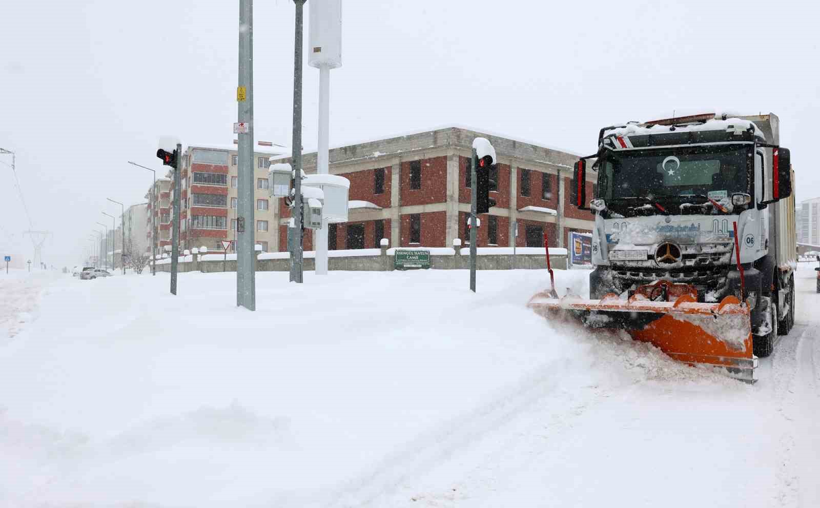 Büyükşehir’in kar timleri 7/24 sahada
