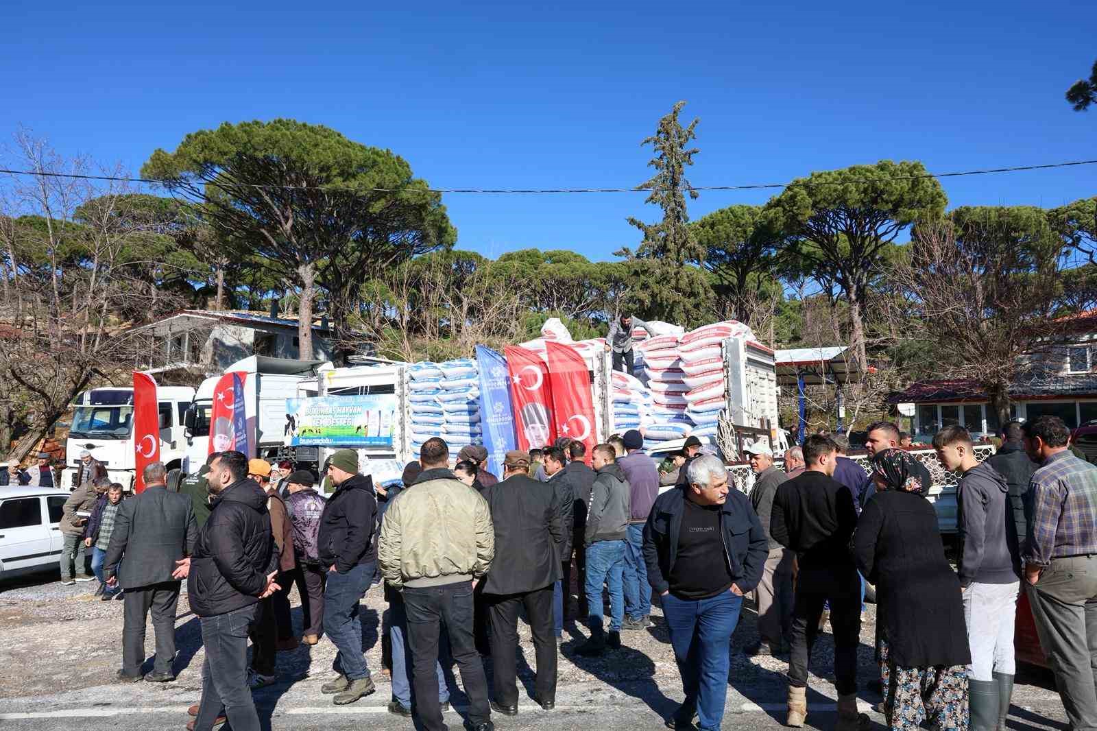 Büyükşehir’in üreticilere yem desteği devam ediyor
