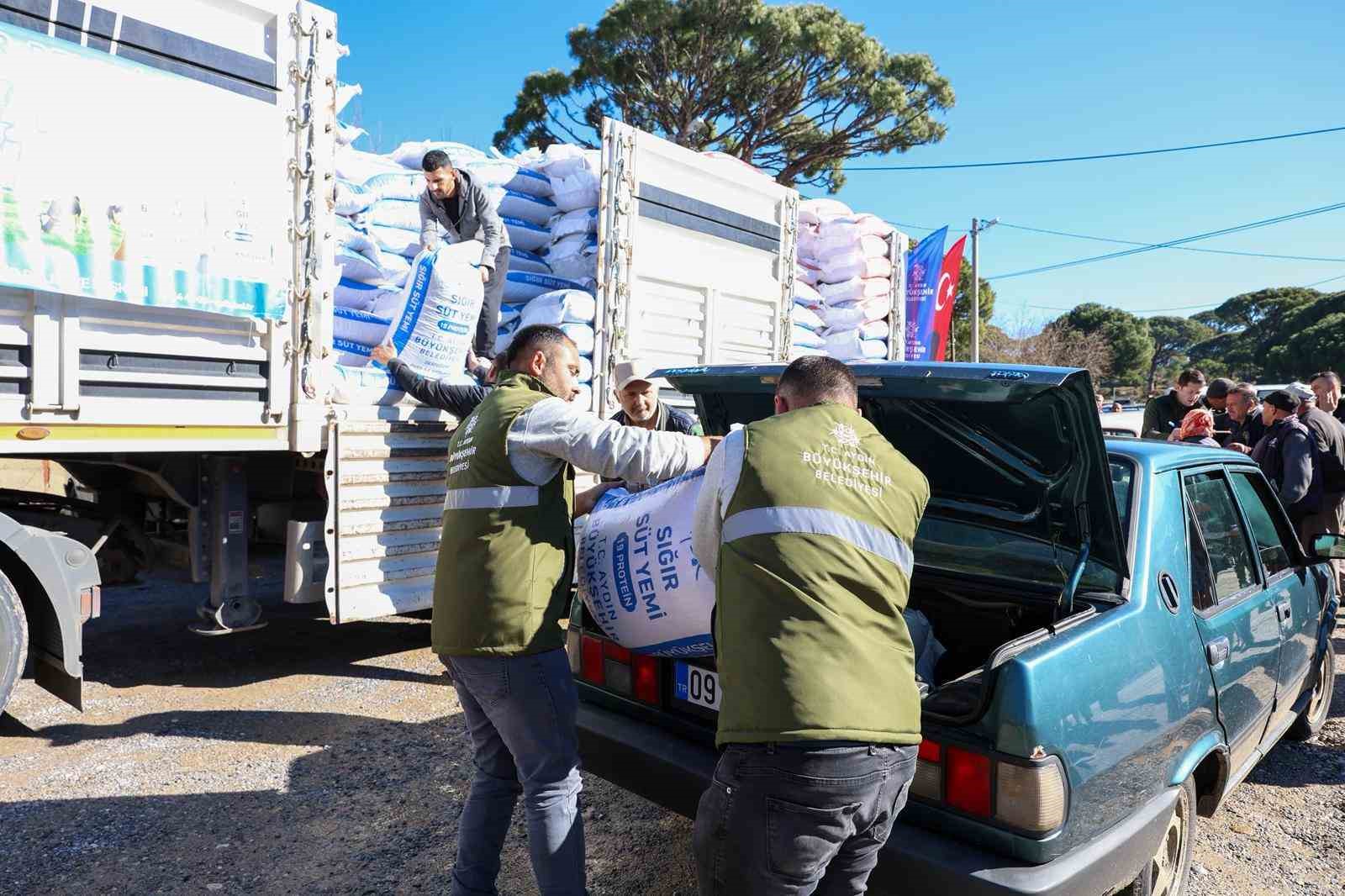 Büyükşehir’in üreticilere yem desteği devam ediyor
