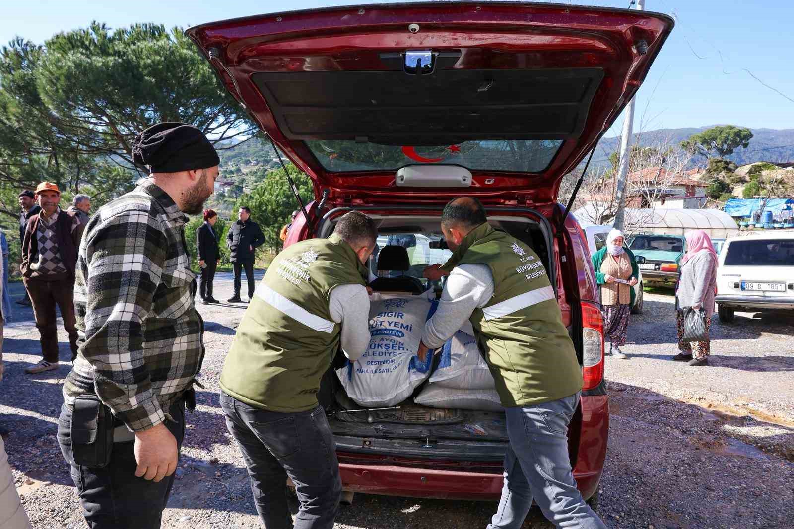 Büyükşehir’in üreticilere yem desteği devam ediyor
