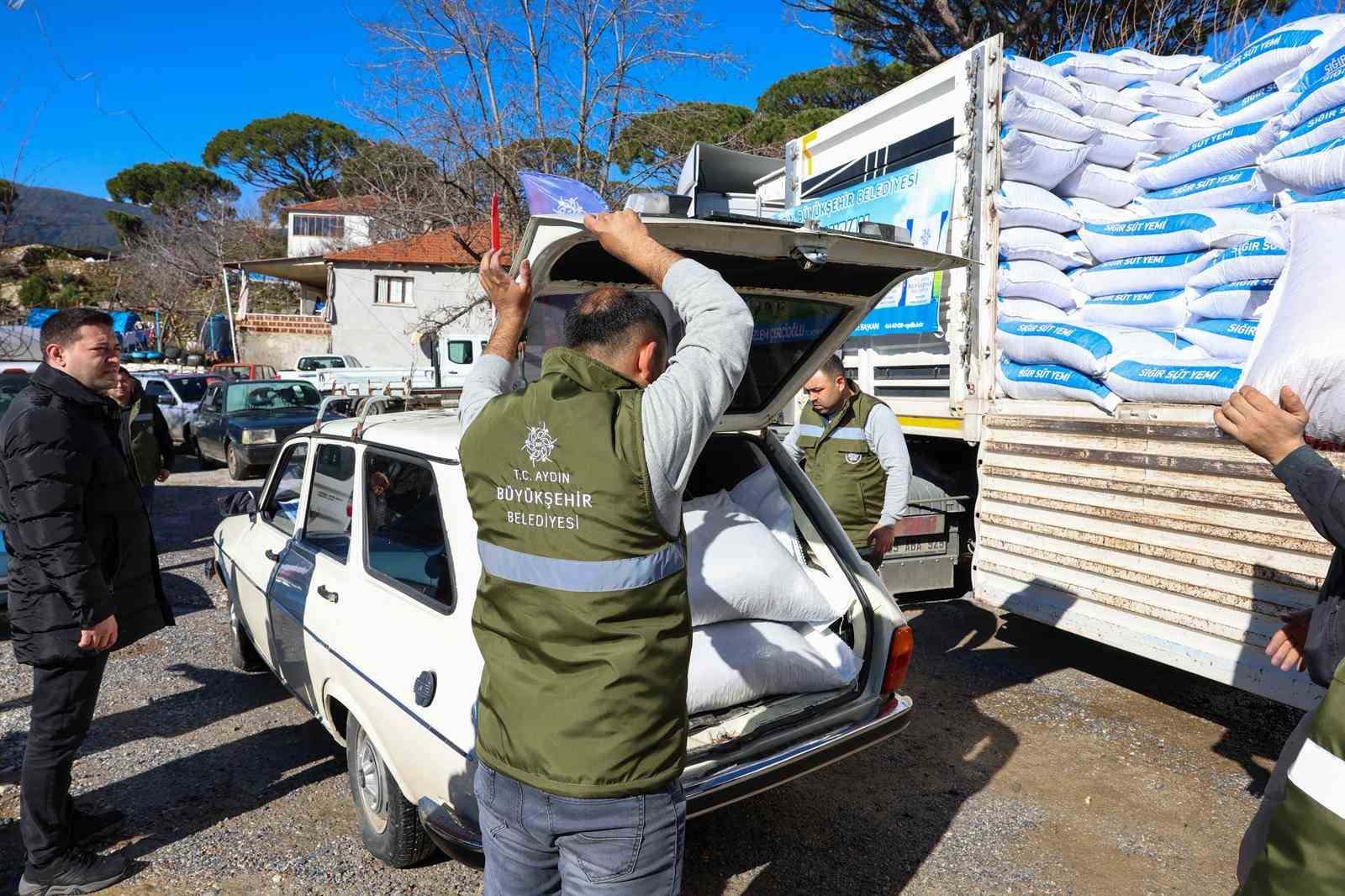 Büyükşehir’in üreticilere yem desteği devam ediyor
