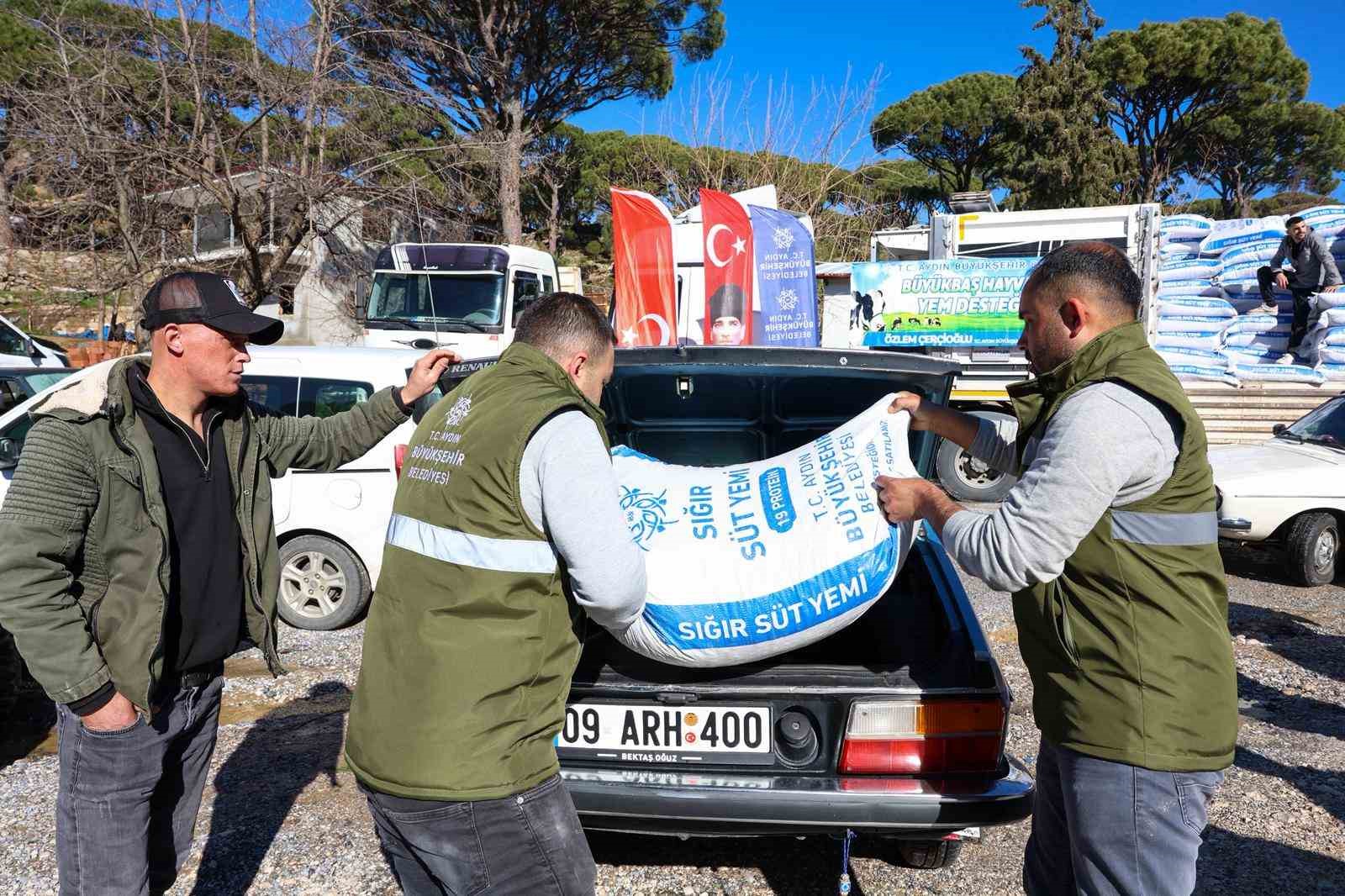 Büyükşehir’in üreticilere yem desteği devam ediyor
