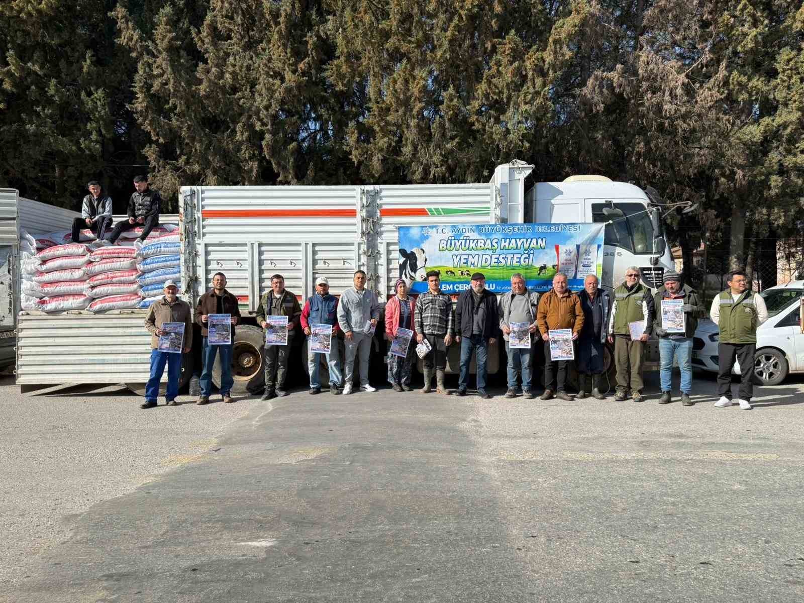 Büyükşehir’in yem desteği Sultanhisar’da üreticilerle buluştu
