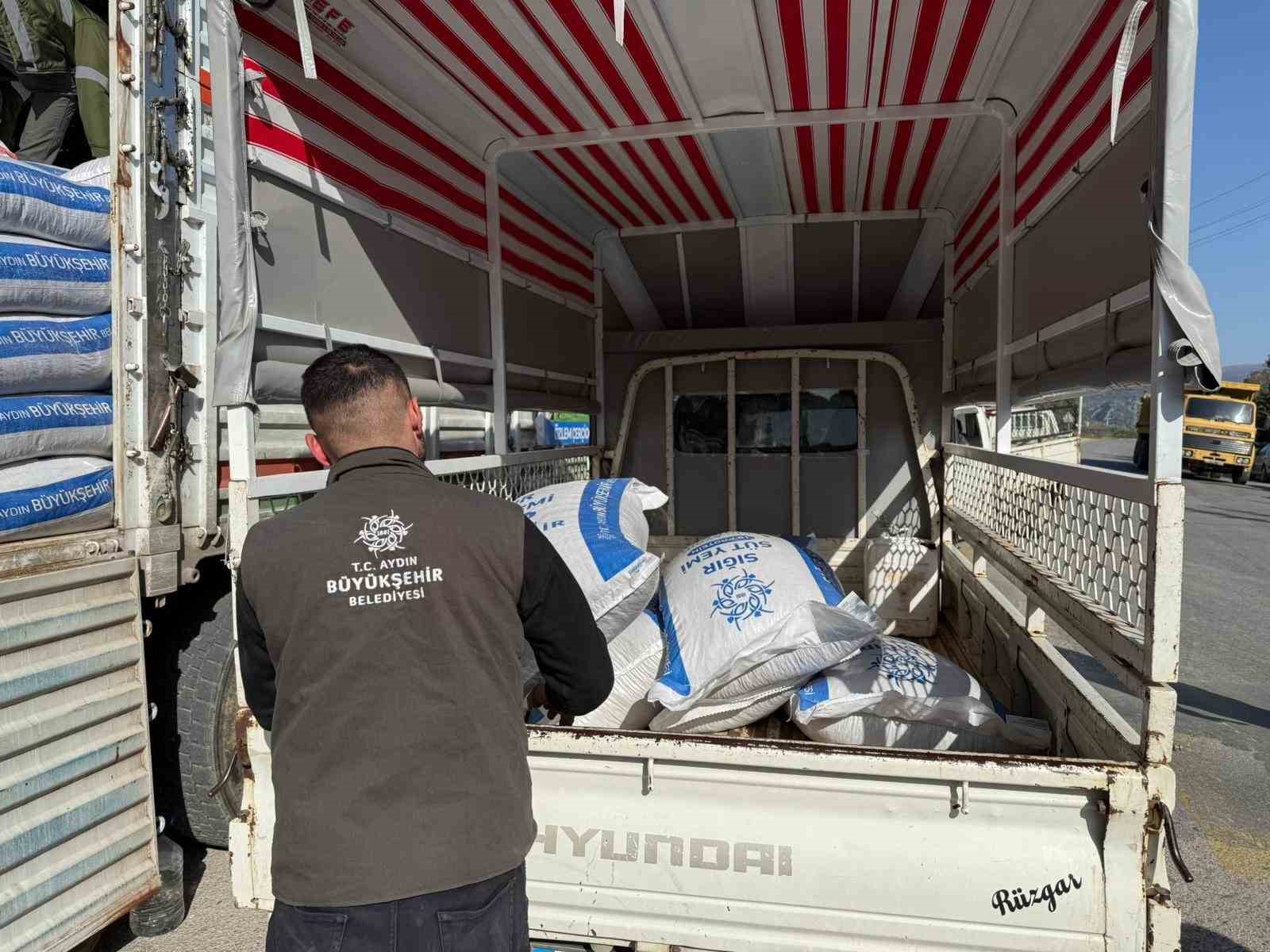 Büyükşehir’in yem desteği Sultanhisar’da üreticilerle buluştu
