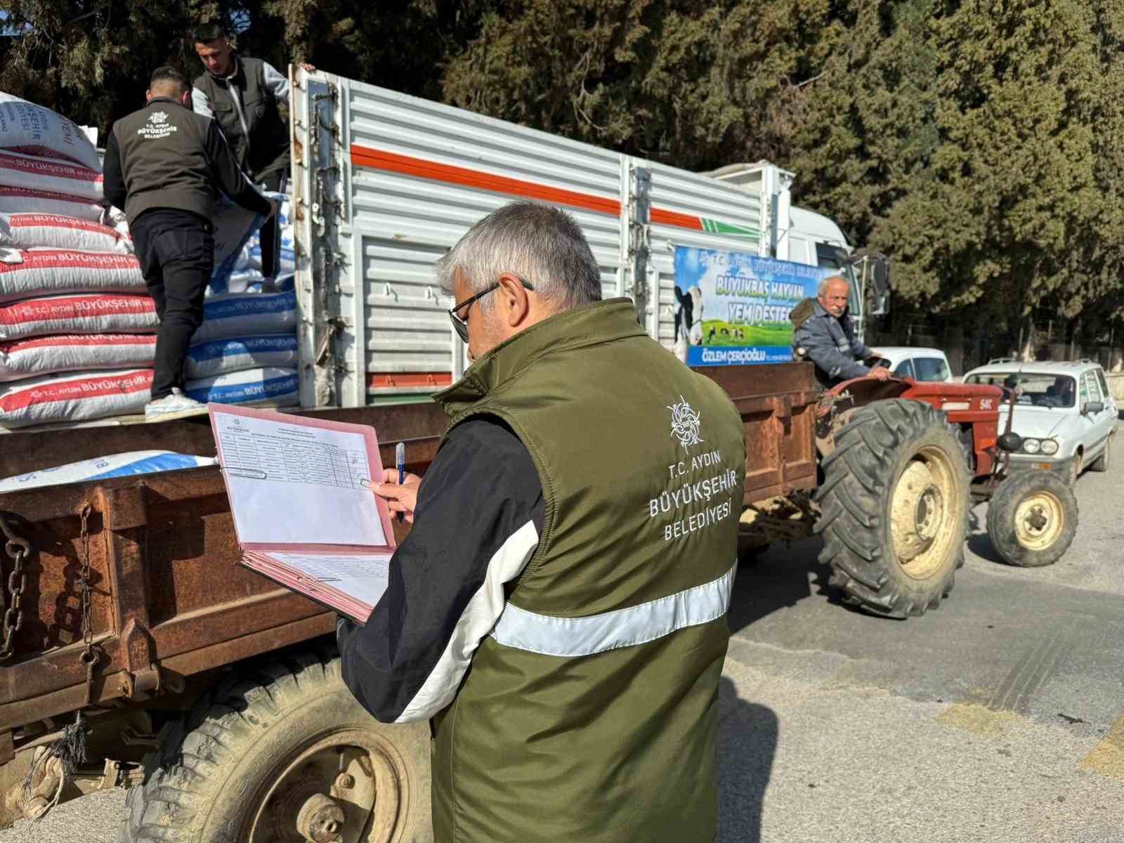 Büyükşehir’in yem desteği Sultanhisar’da üreticilerle buluştu
