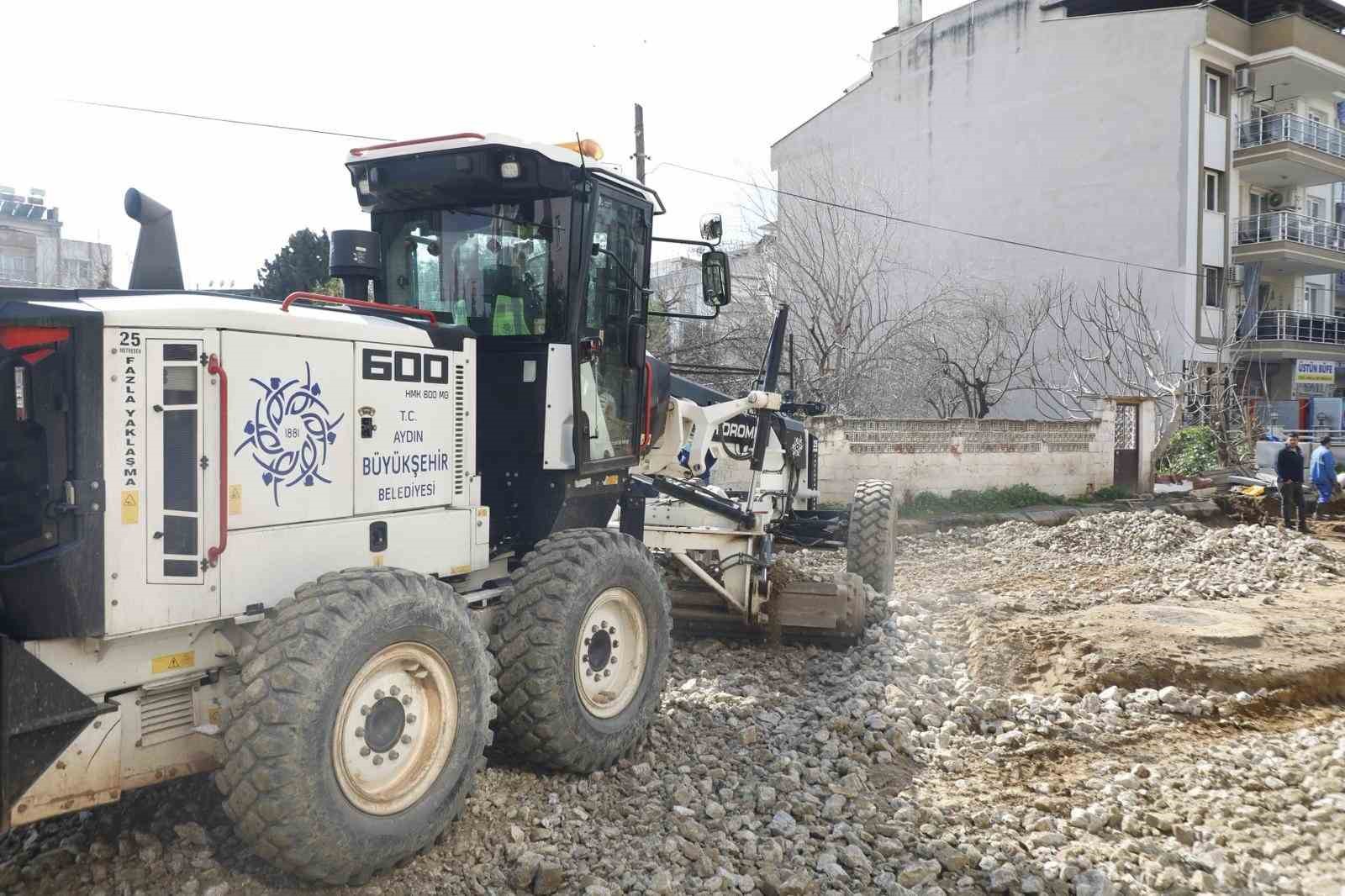 Büyükşehir’in yol yenileme çalışmaları sürüyor
