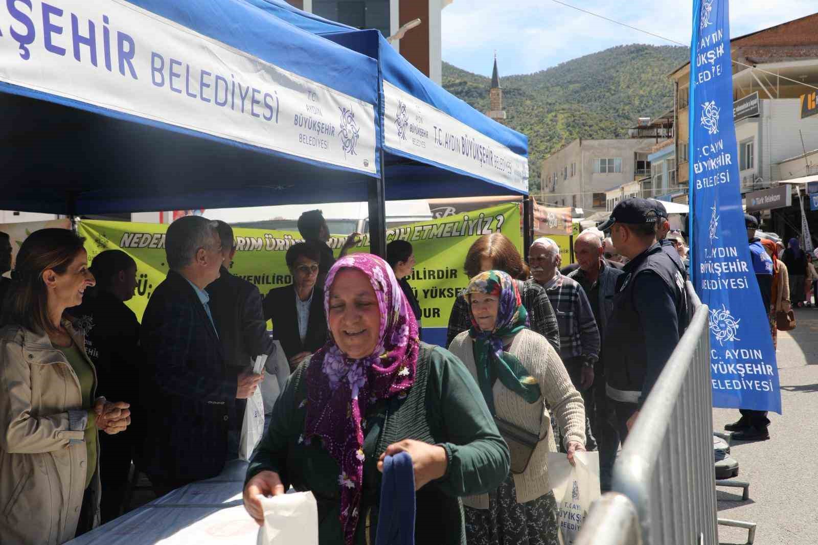 Büyükşehrin fideleri Karacasu ve Koçarlı’da dağıtıldı
