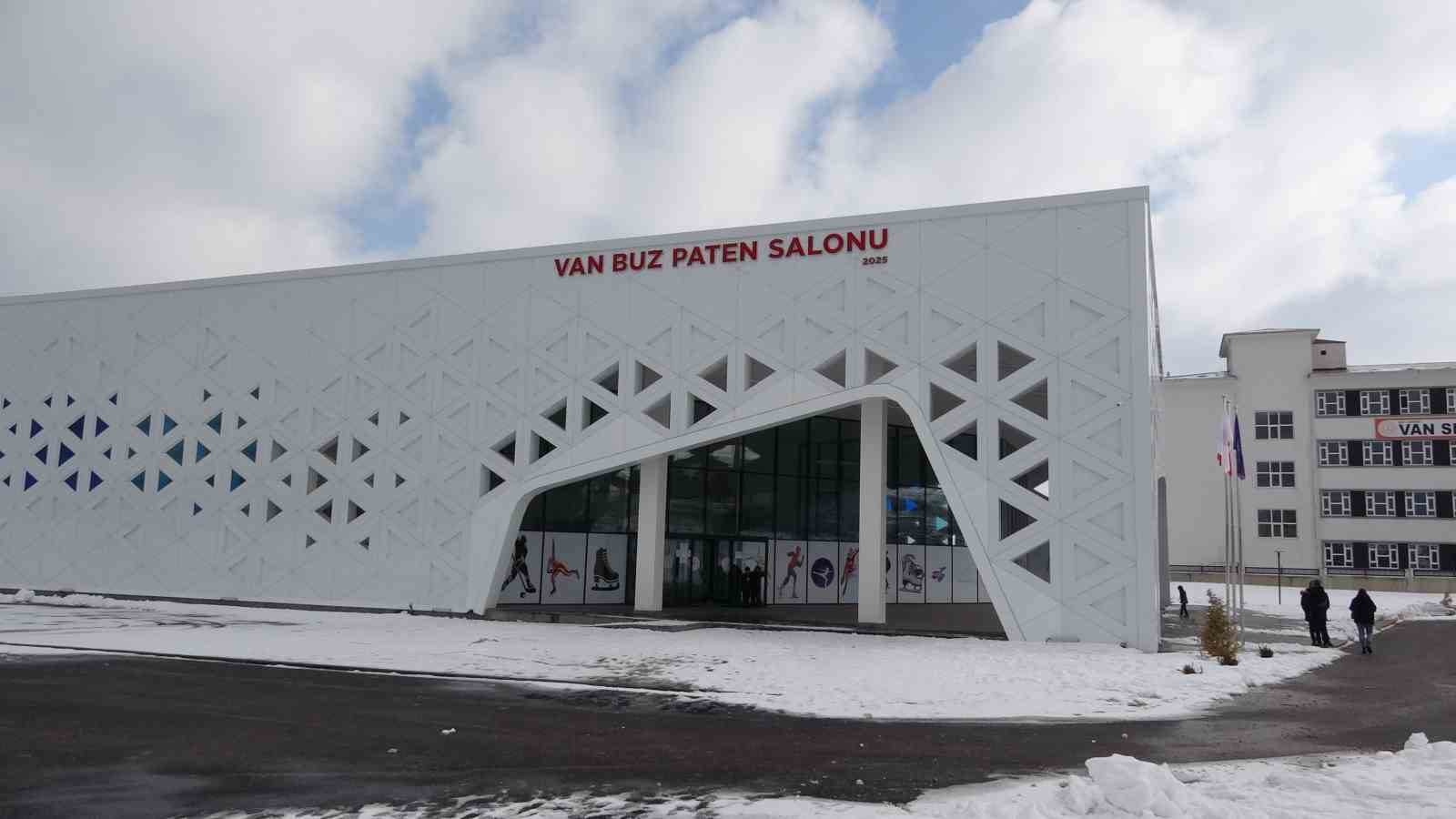 Buz pateni pisti yarıyıl tatilinde çocukların uğrak noktası oldu
