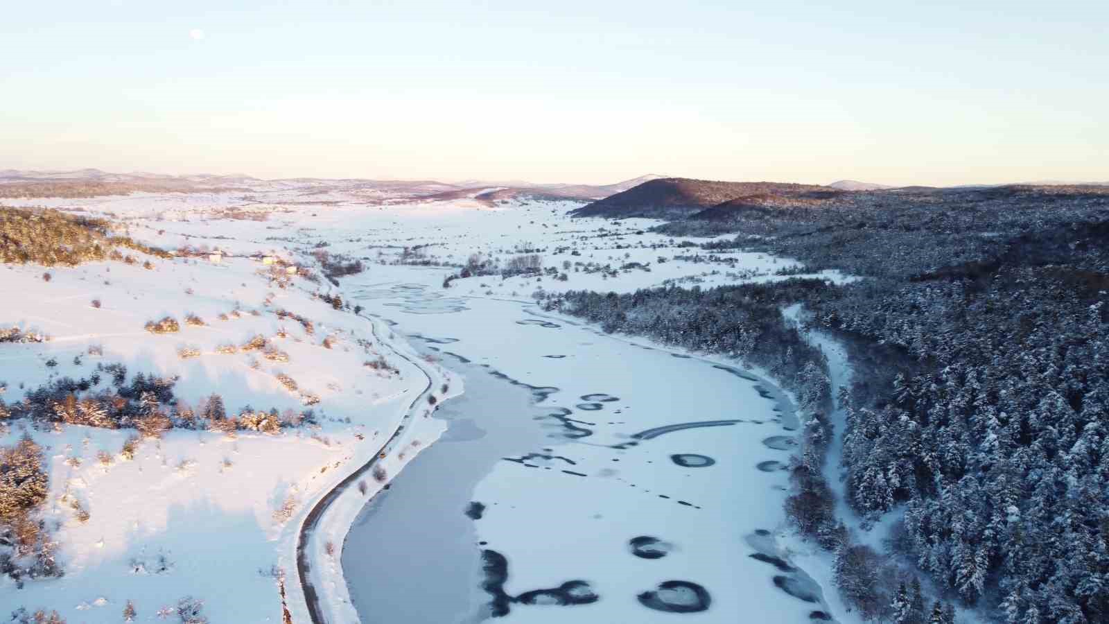 Buz tutan göletlerden kartpostallık manzaralar
