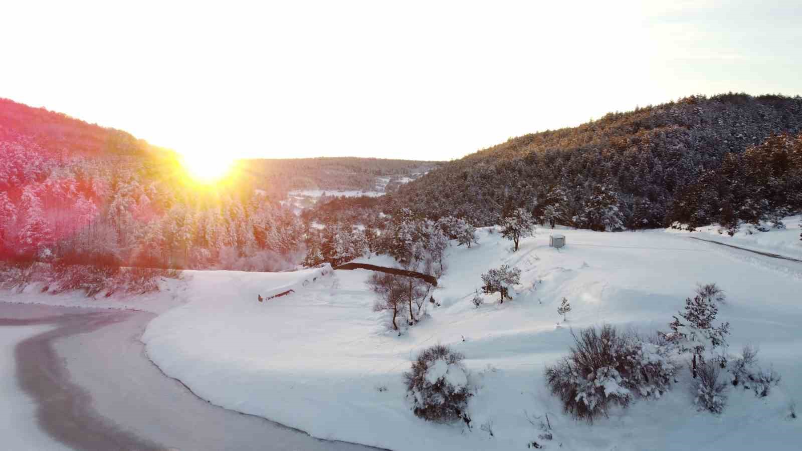 Buz tutan göletlerden kartpostallık manzaralar
