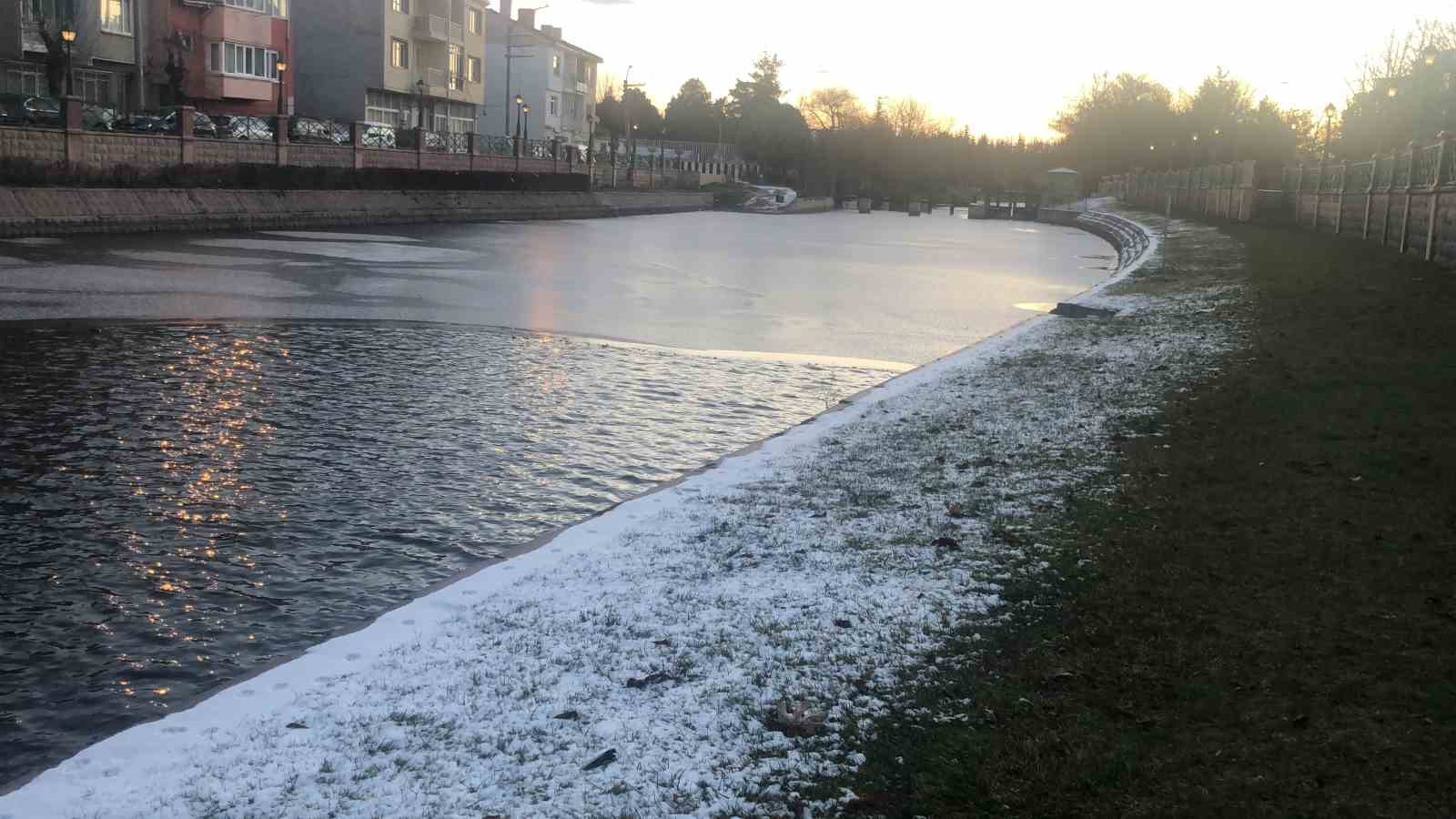 Buz tutan Porsuk Çayı ortaya kartpostallık görüntüler çıkardı
