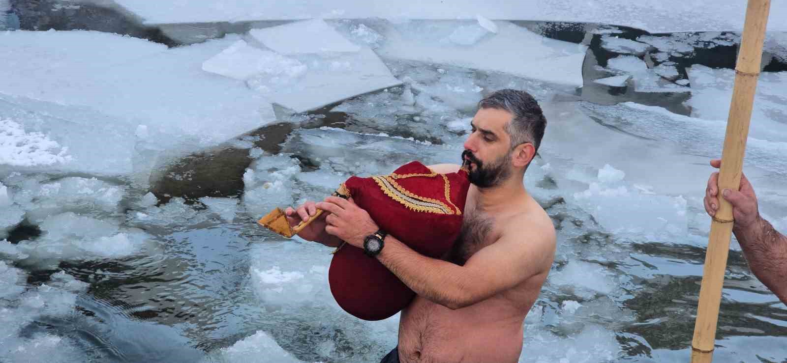 Buz tutan suda yüzerek eğlendiler
