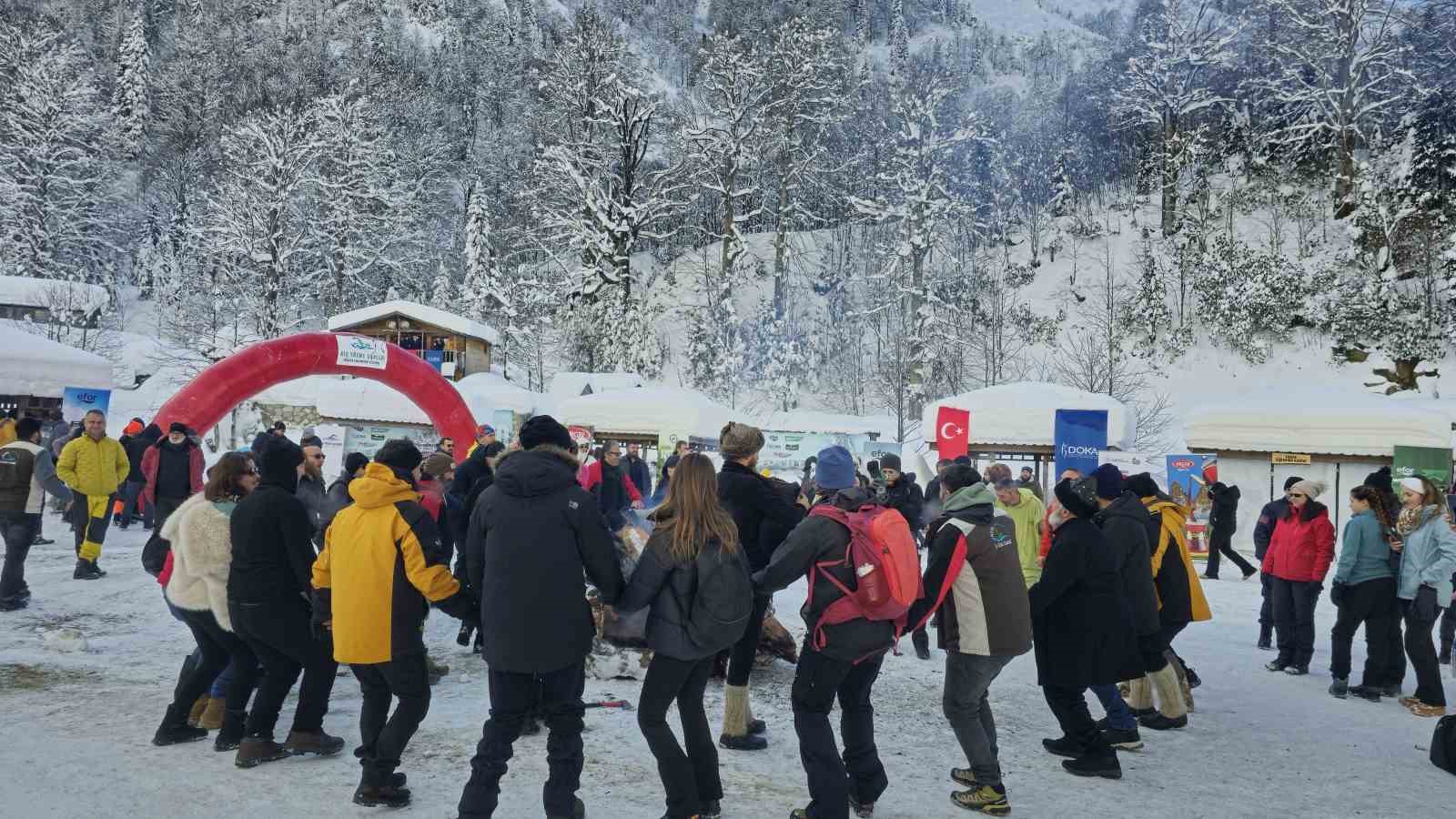 Buz tutan suda yüzerek eğlendiler
