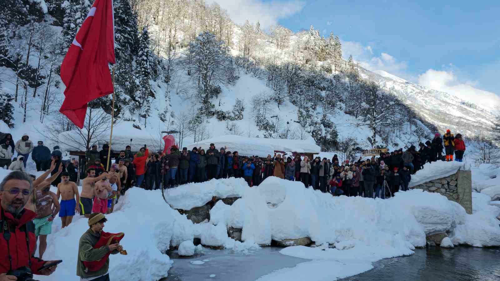 Buz tutan suda yüzerek eğlendiler
