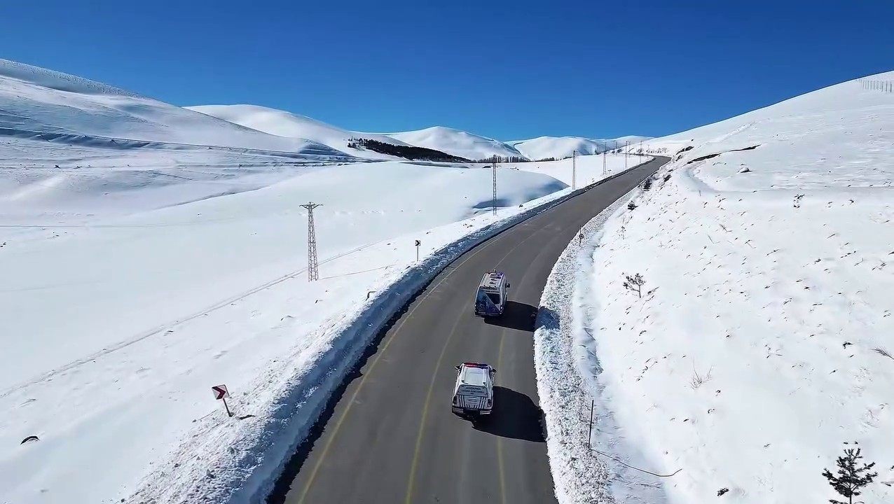 Buzla kaplı gölette nefes kesen dalış
