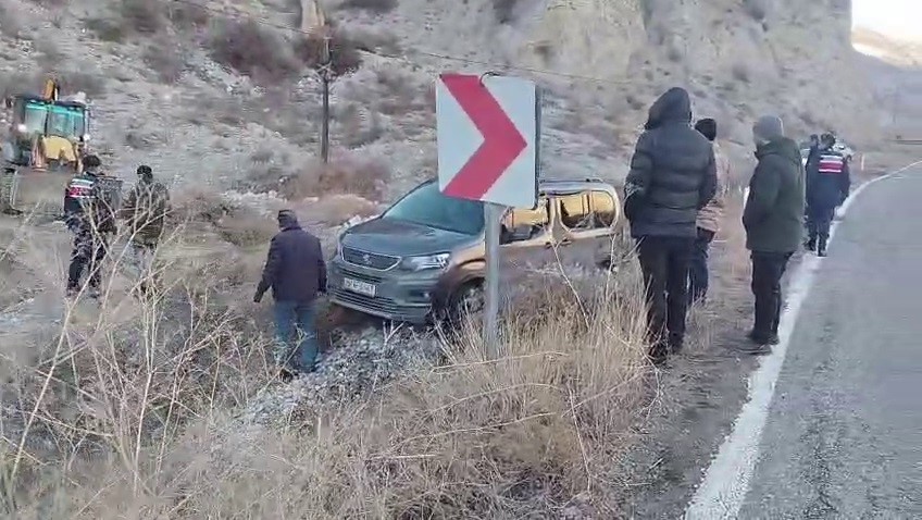 Buzlanan yolda kayan otomobil araziye uçtu
