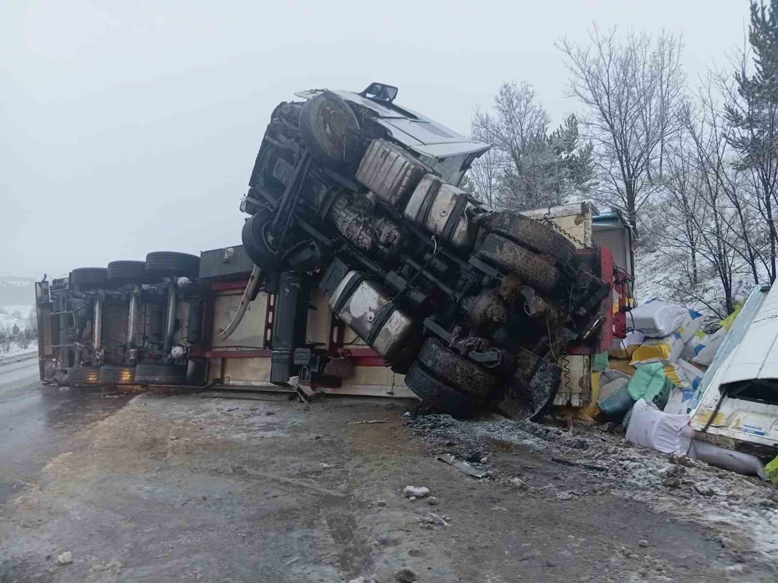 Buzlanan yolda kayan tır devrildi: 1 yaralı
