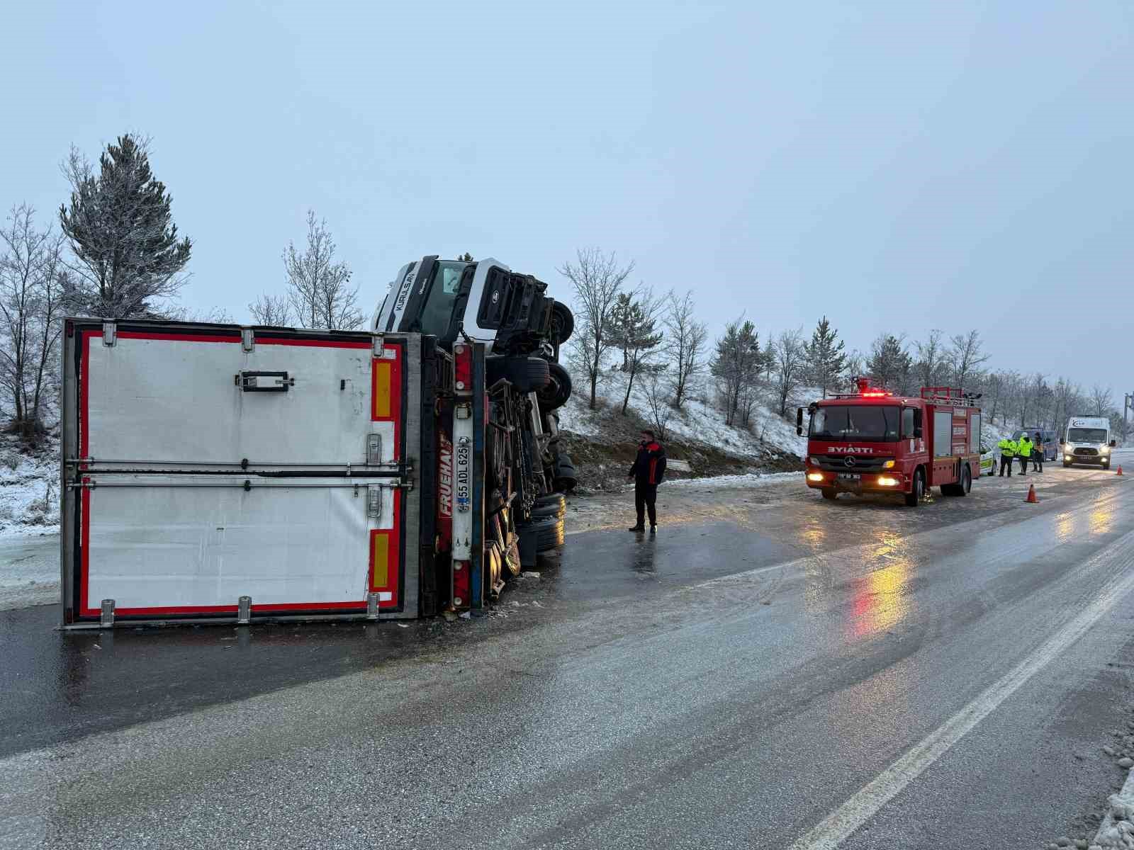 Buzlanan yolda kayan tır devrildi: 1 yaralı
